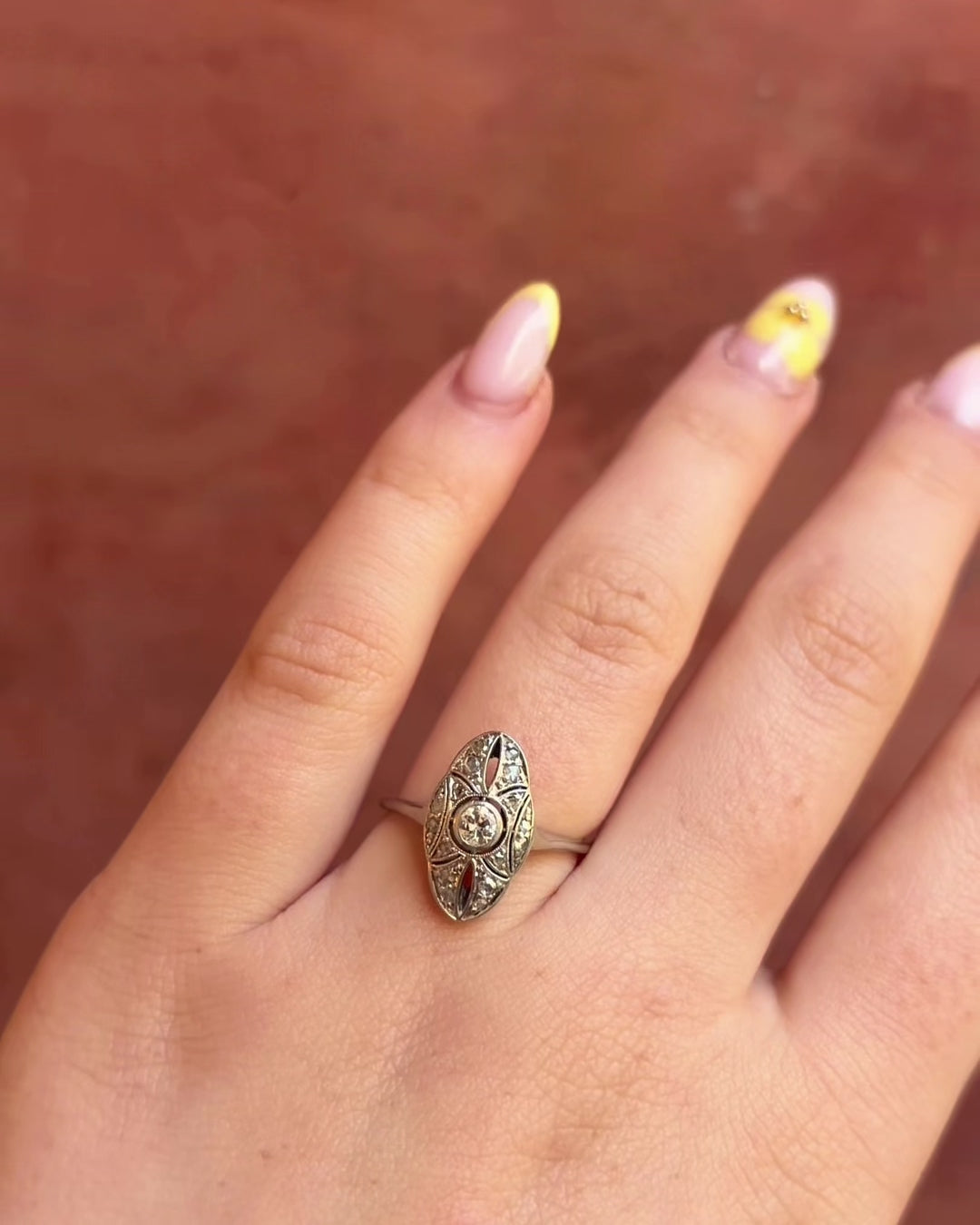 Anillo marquesa art déco con diamantes de 0.22 quilates "Cassiella"