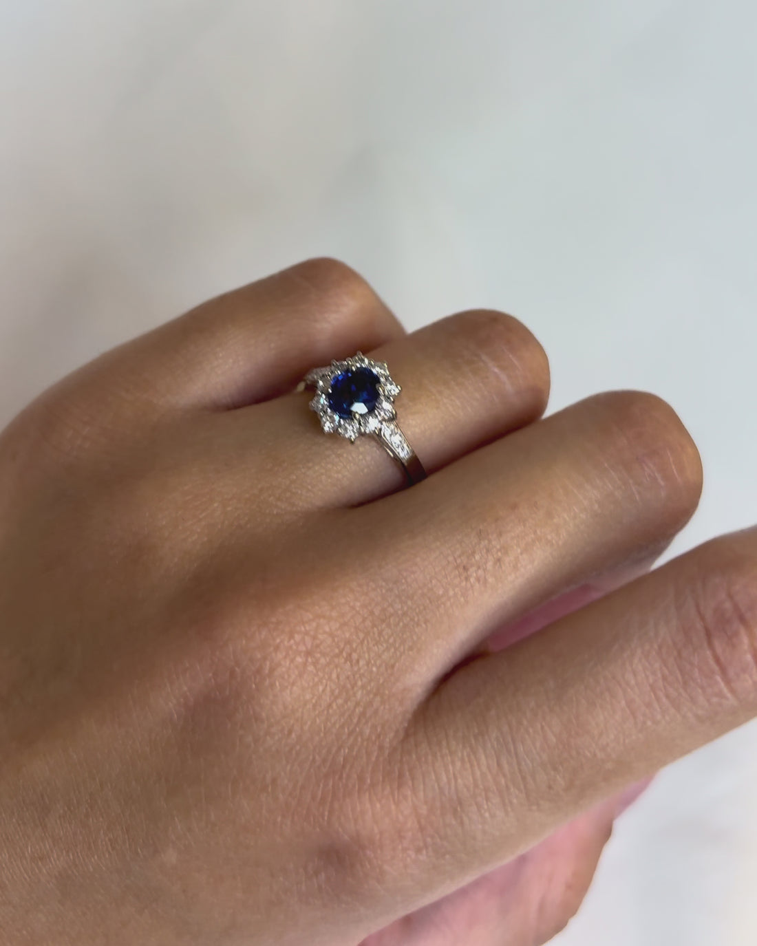 Bague Marguerite Saphir 0.77 carat &amp; 16 Diamants &quot;Lyna&quot;