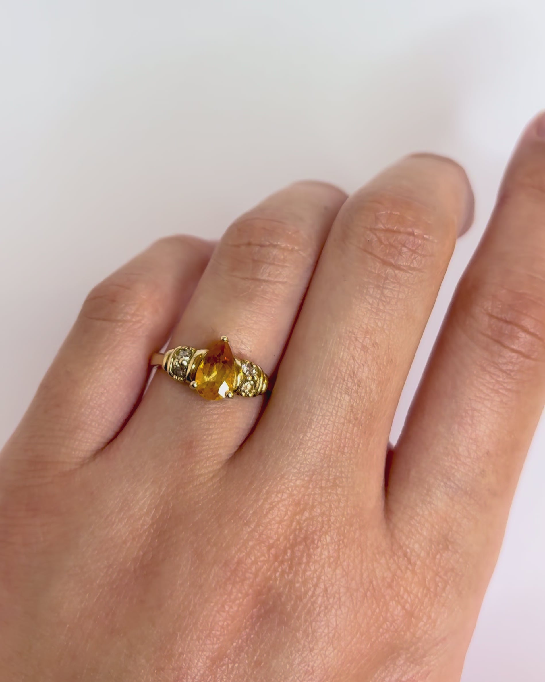 Anillo Trilogía Citrino pera y Diamantes "Ofelia"