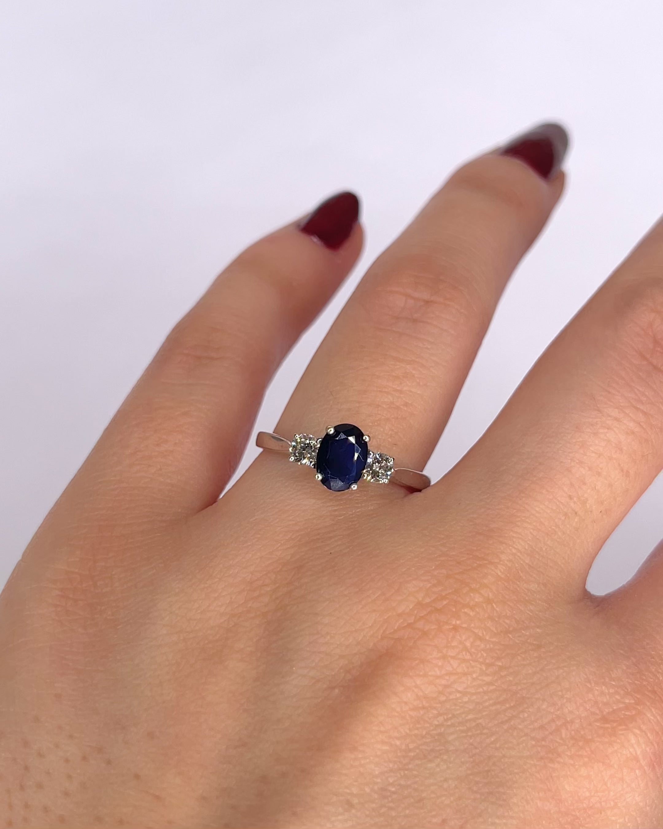 Anillo Trilogía Zafiro 1.10 quilates y Diamantes 0.24 quilates "Bonnie"