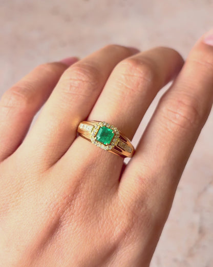 Anillo rígido con esmeralda de 0,62 quilates y 26 diamantes "Tatiana"