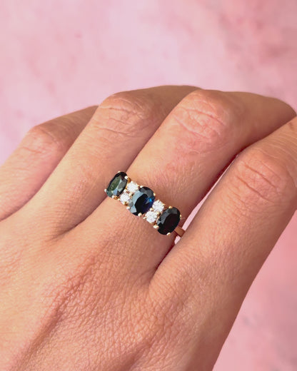 Anillo rivière de zafiros de 2 quilates y diamantes de 0.24 quilates «Maude»