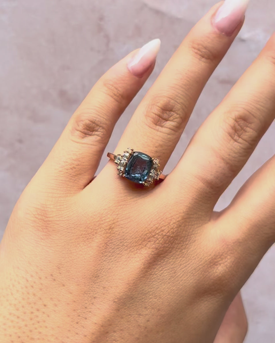 Bague Trilogie Saphir Peacock 3.49 carats &amp; Diamants 0.40 carat "Océane"