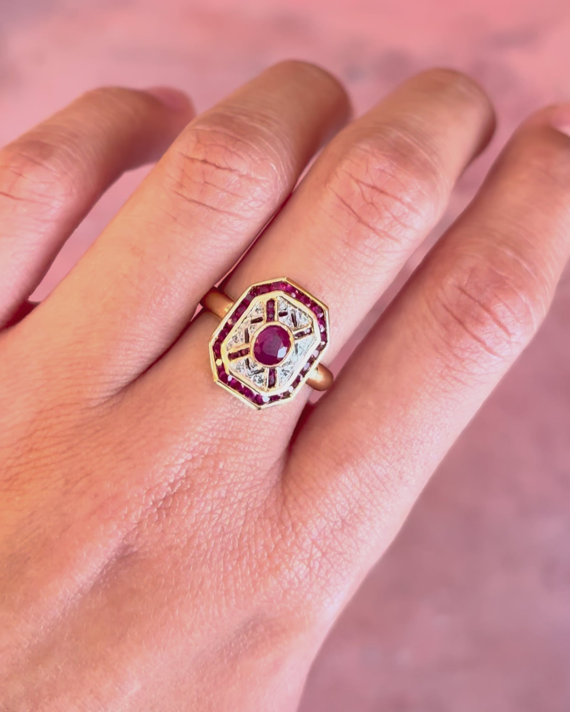 Anillo de estilo art déco con rubí de 1.64 quilates y diamantes «Lana»