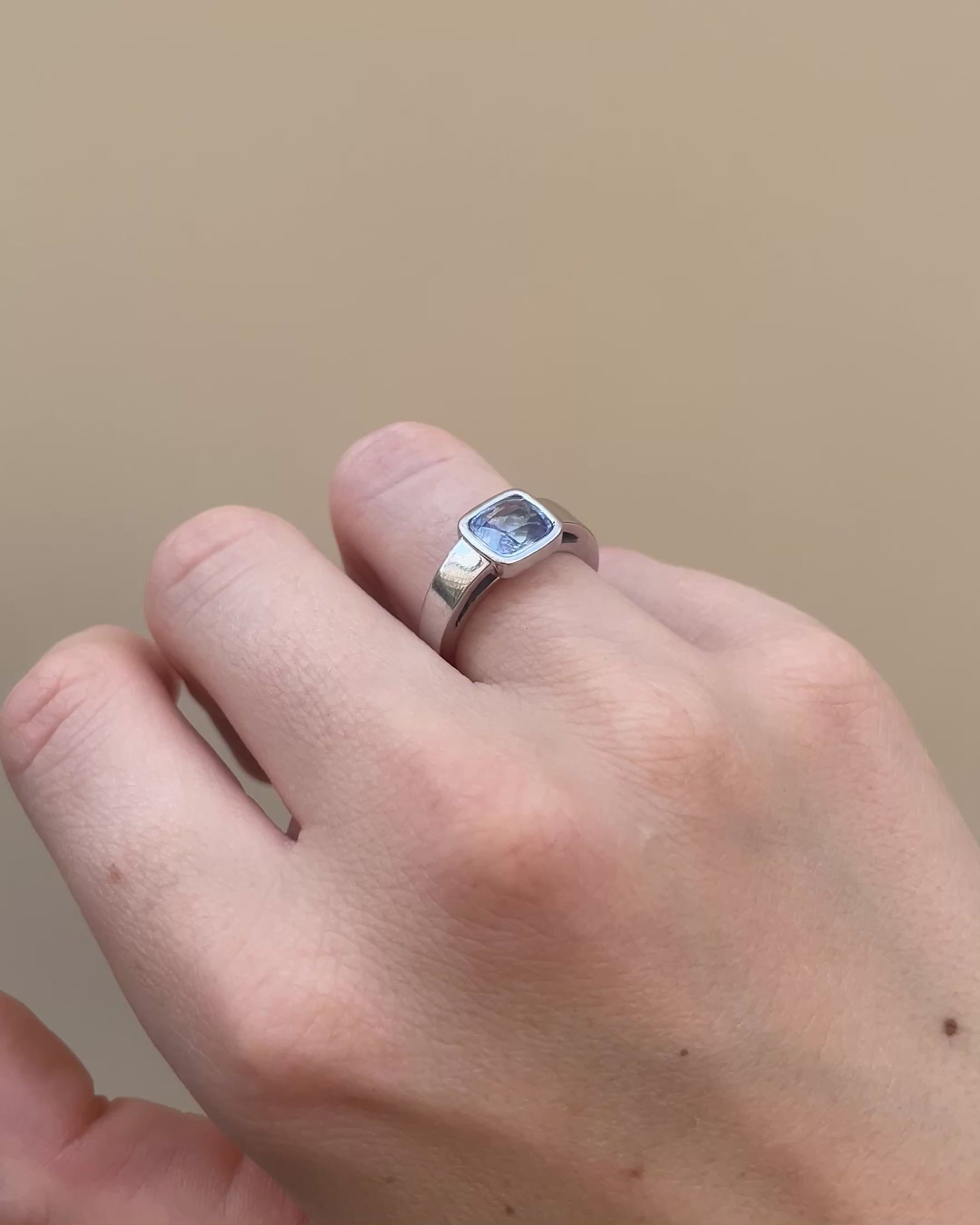 Anillo Solitario de Banda Zafiro 2 quilates "Anahi"