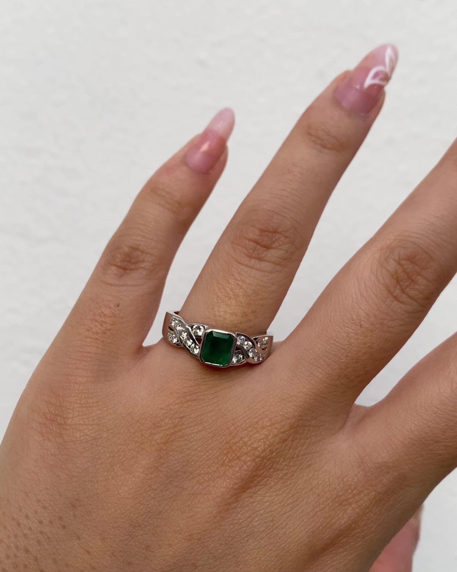 Bague Jonc Émeraude 0.63 carat &amp; Diamants &quot;Tiphaine&quot;