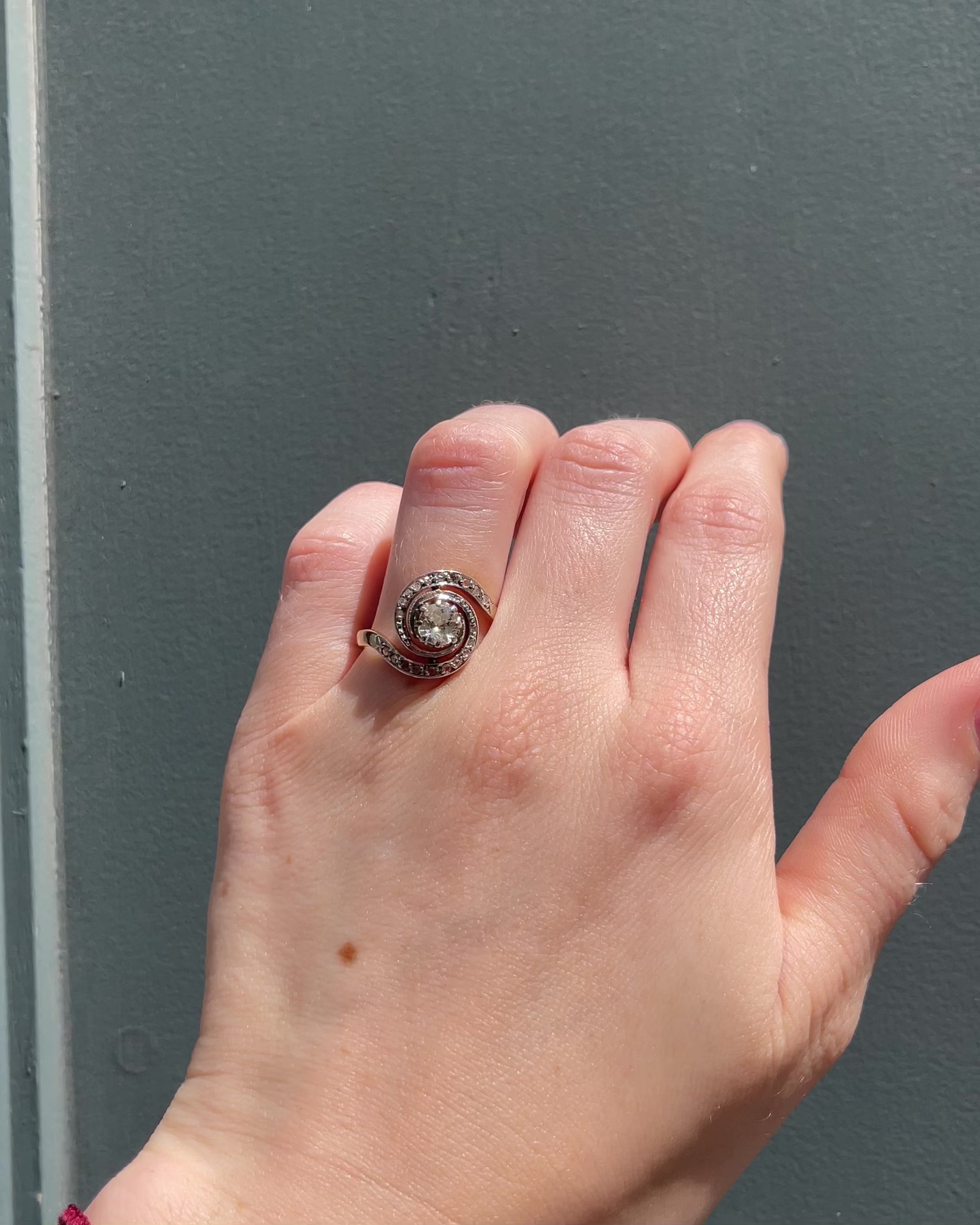 Anillo Art Nouveau Tourbillon Diamantes 0.65 quilates "Lioren"