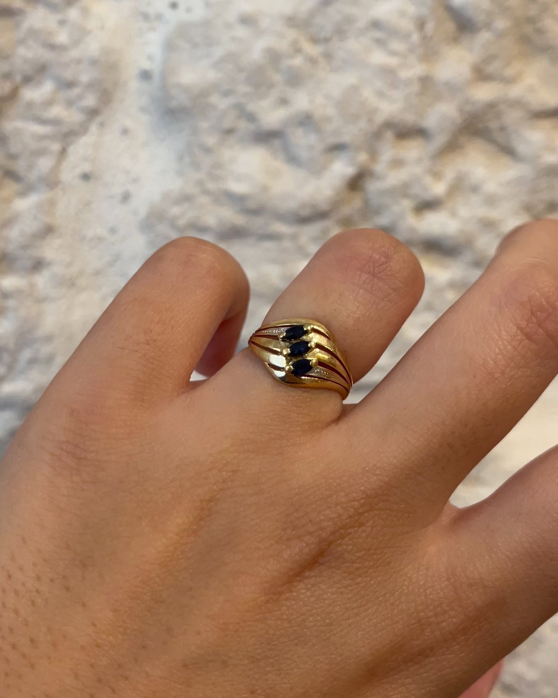Anillo rígido con zafiros "Oriana"