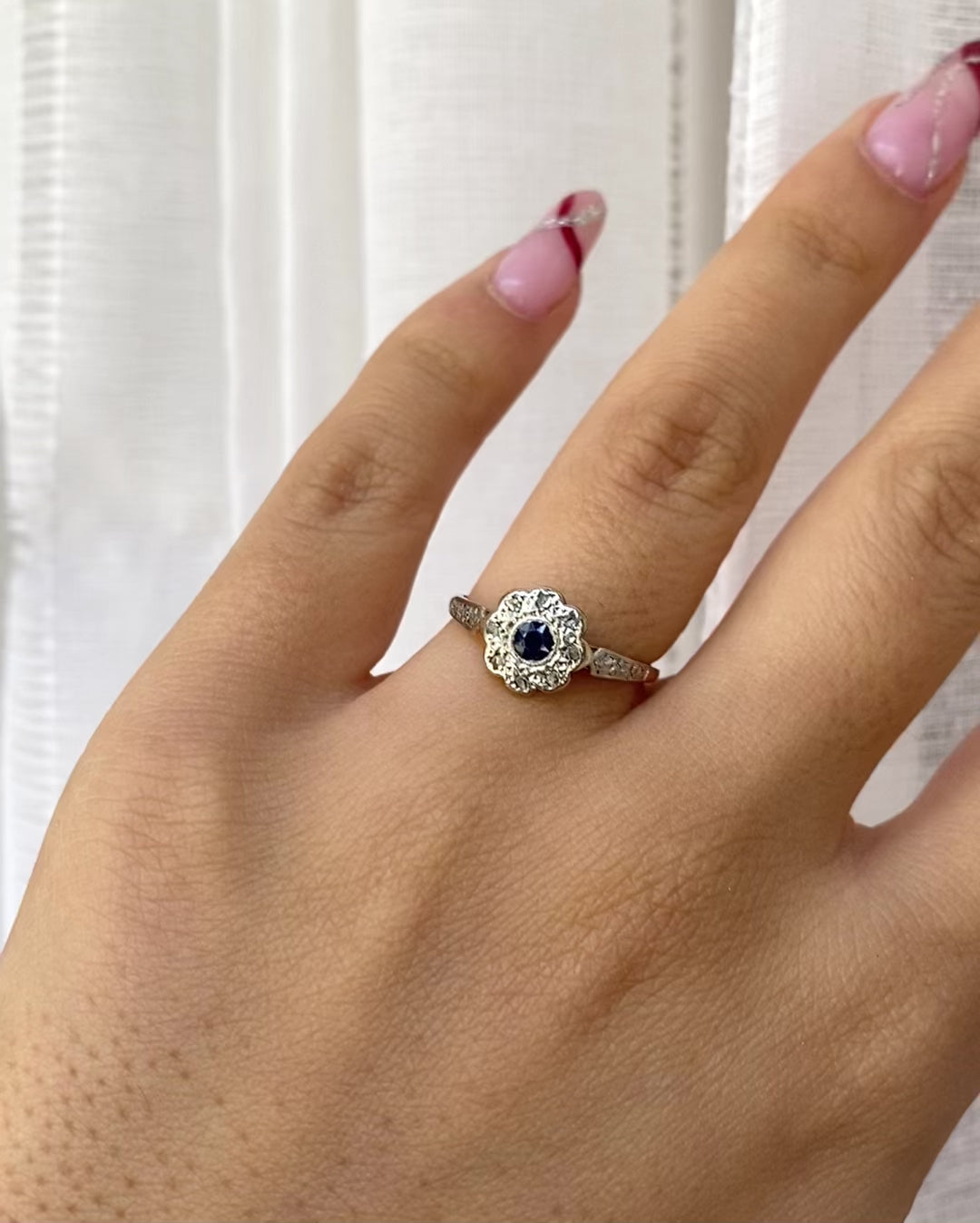 Bague Marguerite Art-Déco Saphir 0.12 carat &amp; 8 Diamants “Nérée”