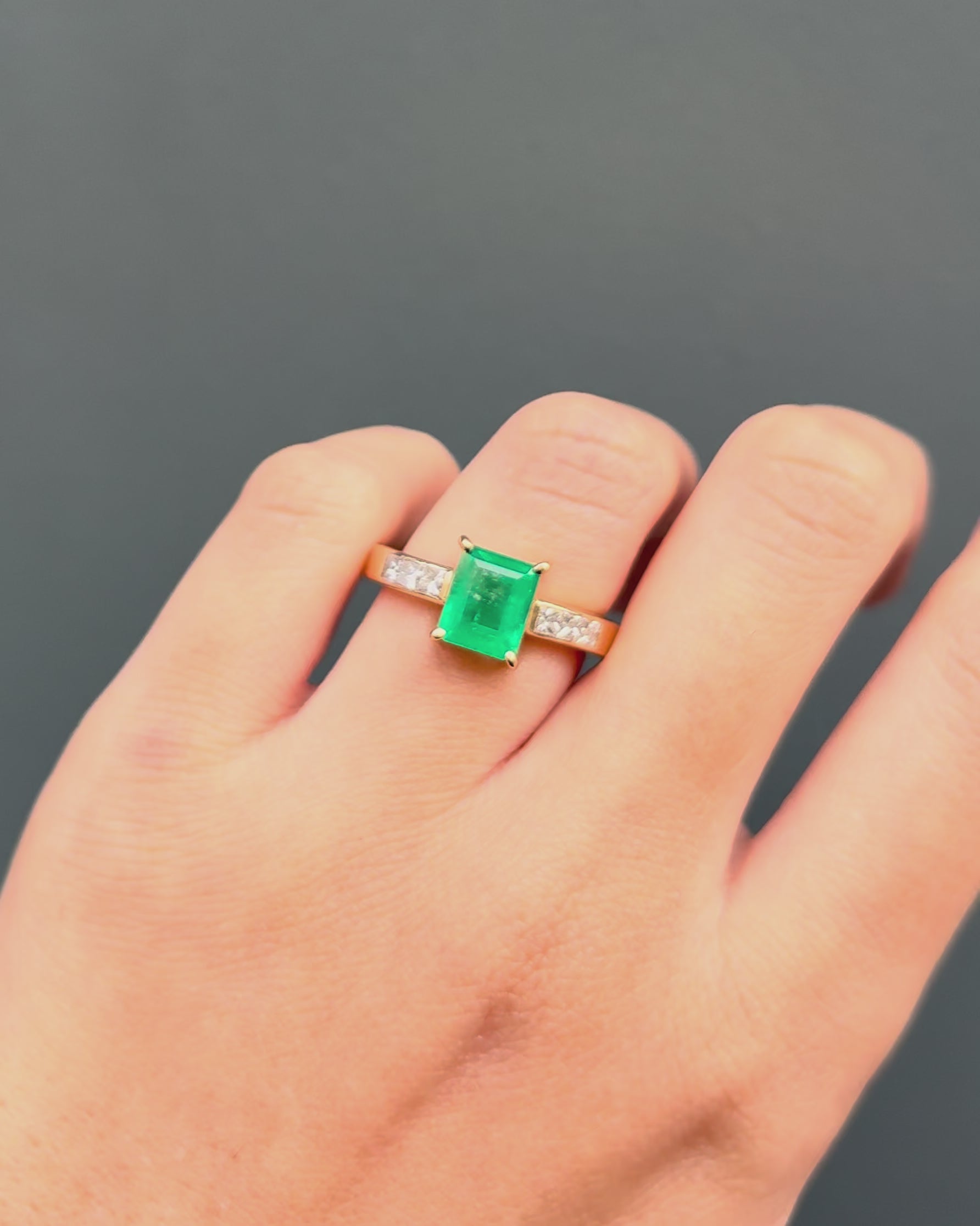 Trilogy ring emerald and diamonds