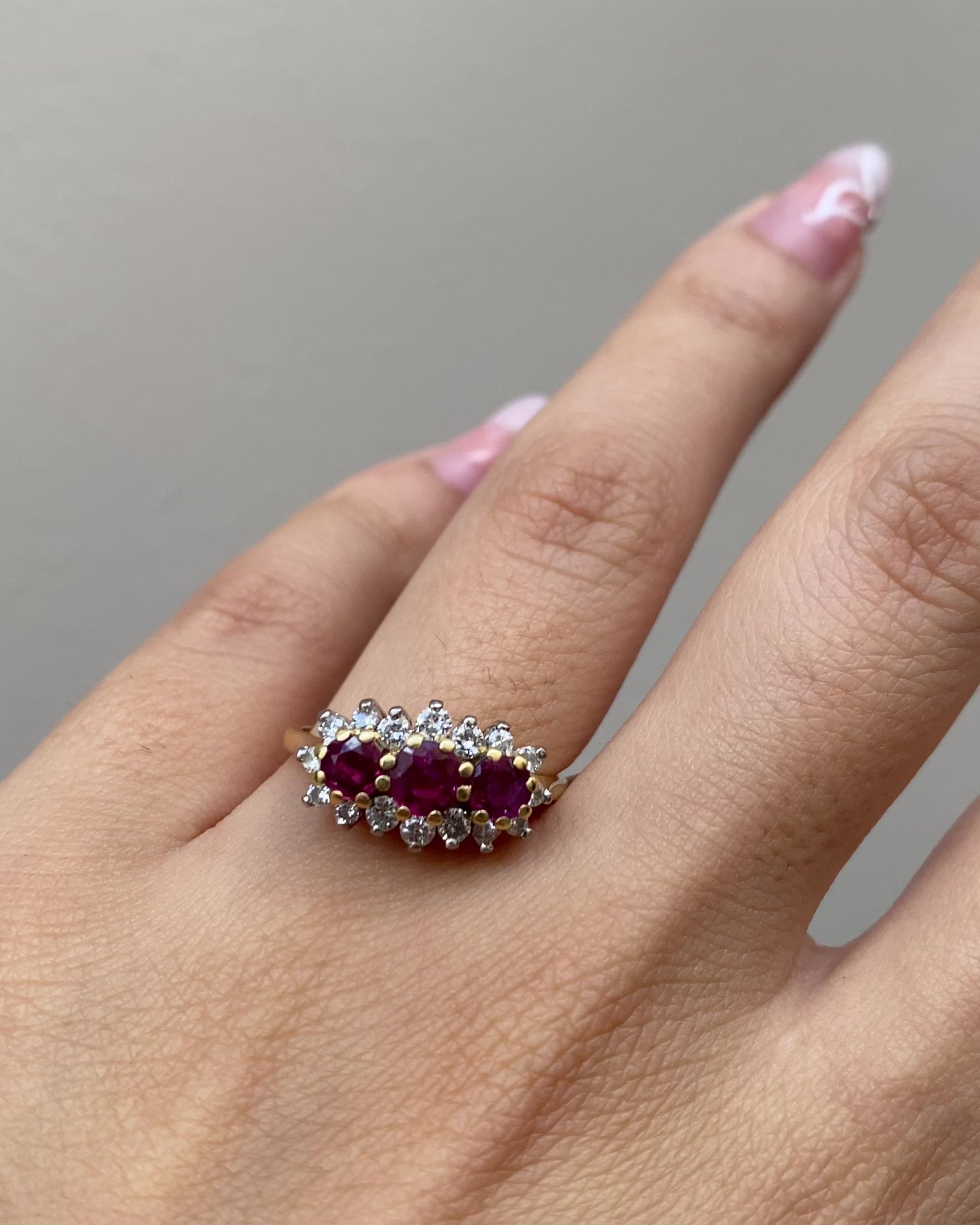 Anillo Trilogía Rubí 0.85 quilates y 16 Diamantes "Samira"