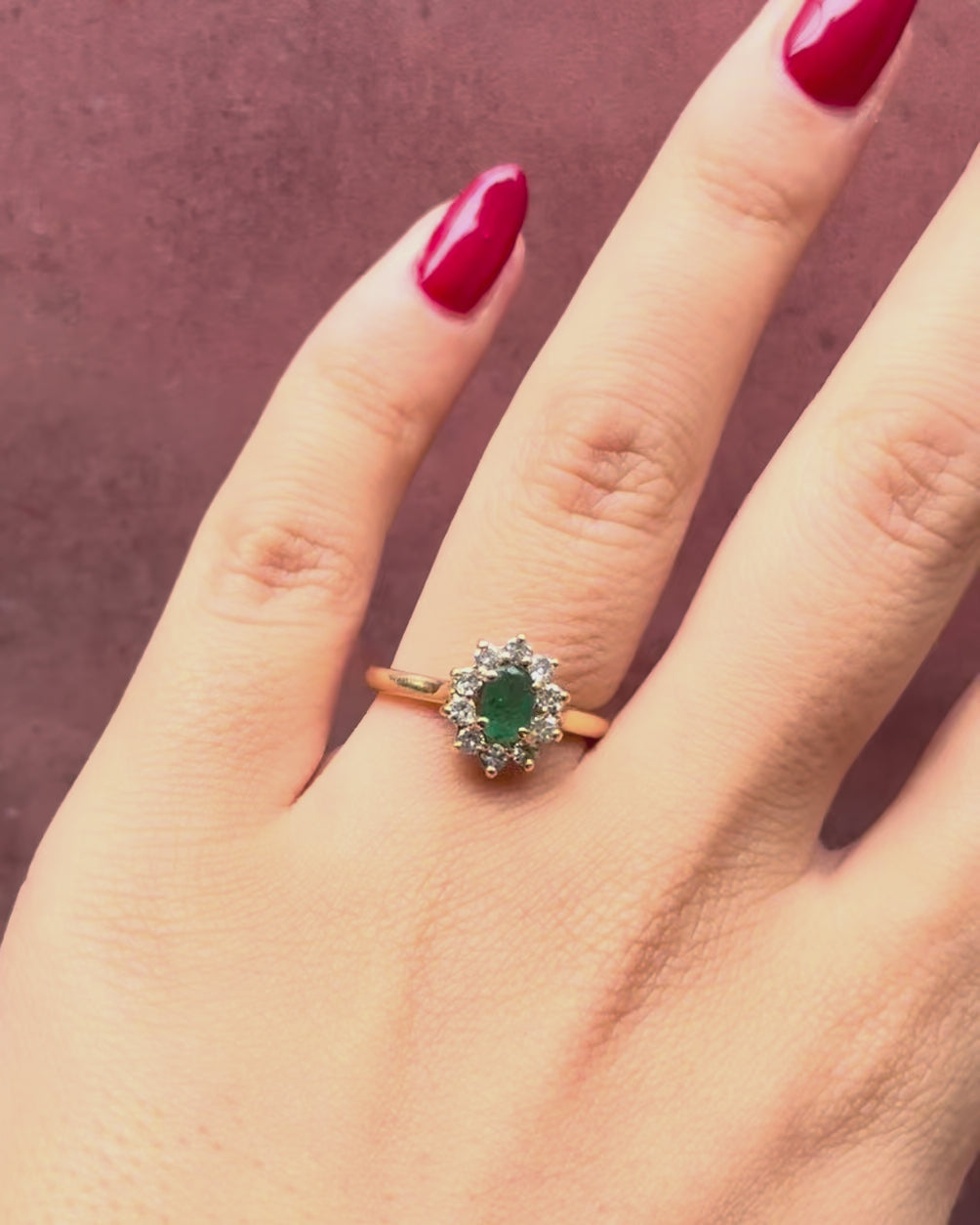 Anillo margarita con esmeralda de 0.55 quilates y diamantes «Lucia»