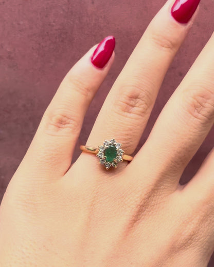 Anillo margarita con esmeralda de 0.55 quilates y diamantes «Lucia»