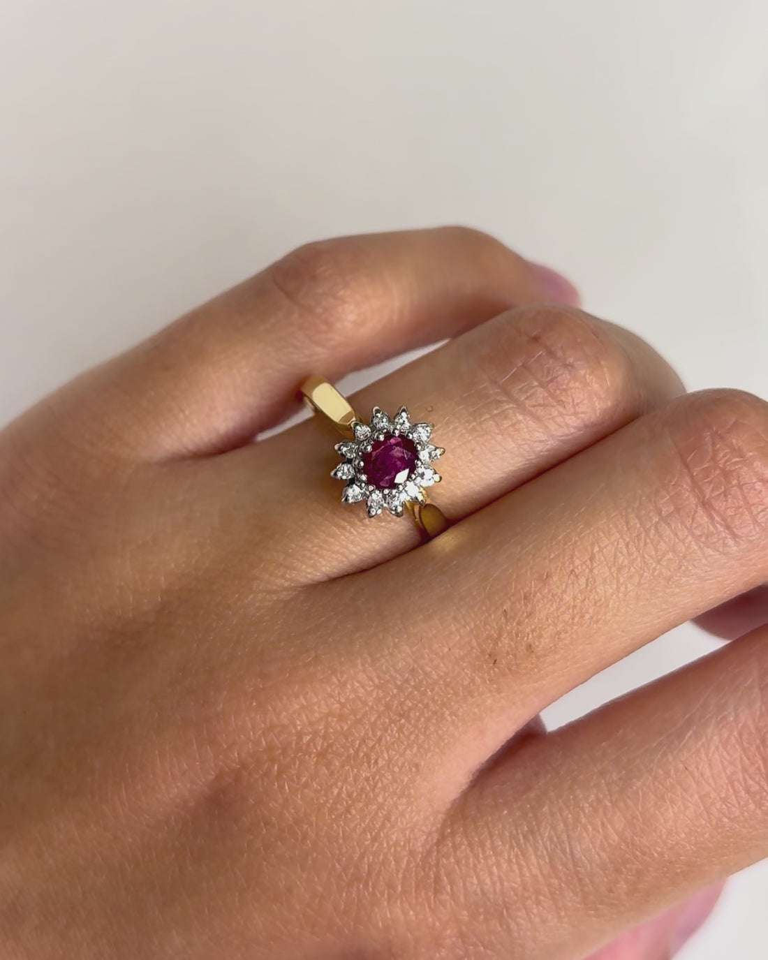 Bague Marguerite Rubis &amp; 12 Diamants &quot;Rosalia&quot;