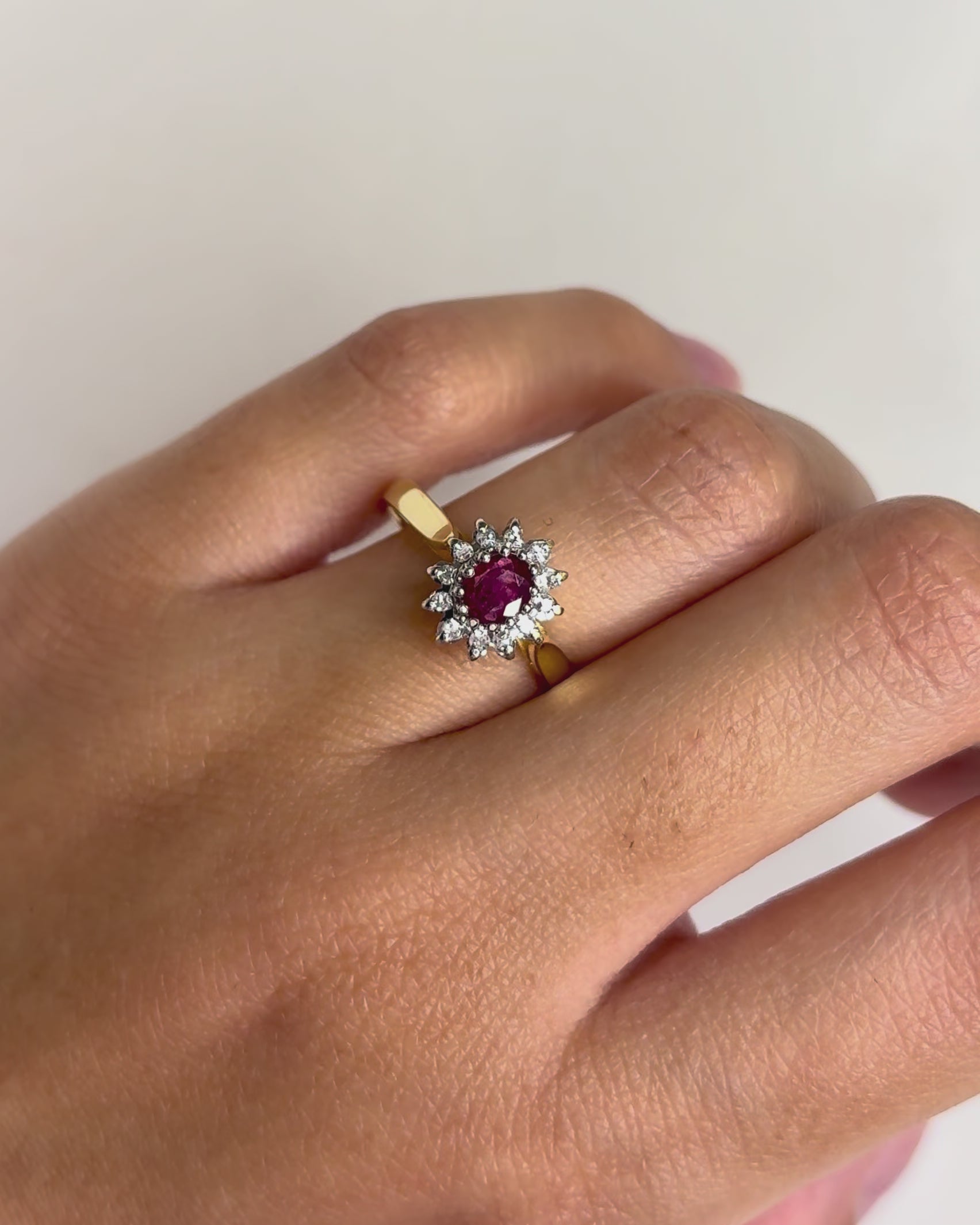 Anillo Margarita Rubí y 12 Diamantes "Rosalia"