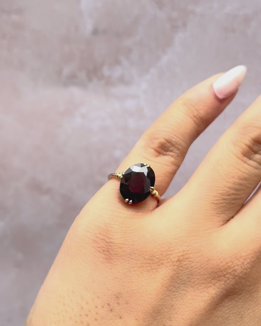 Anillo de cóctel solitario con granate de 4.15 quilates "Ciruela"