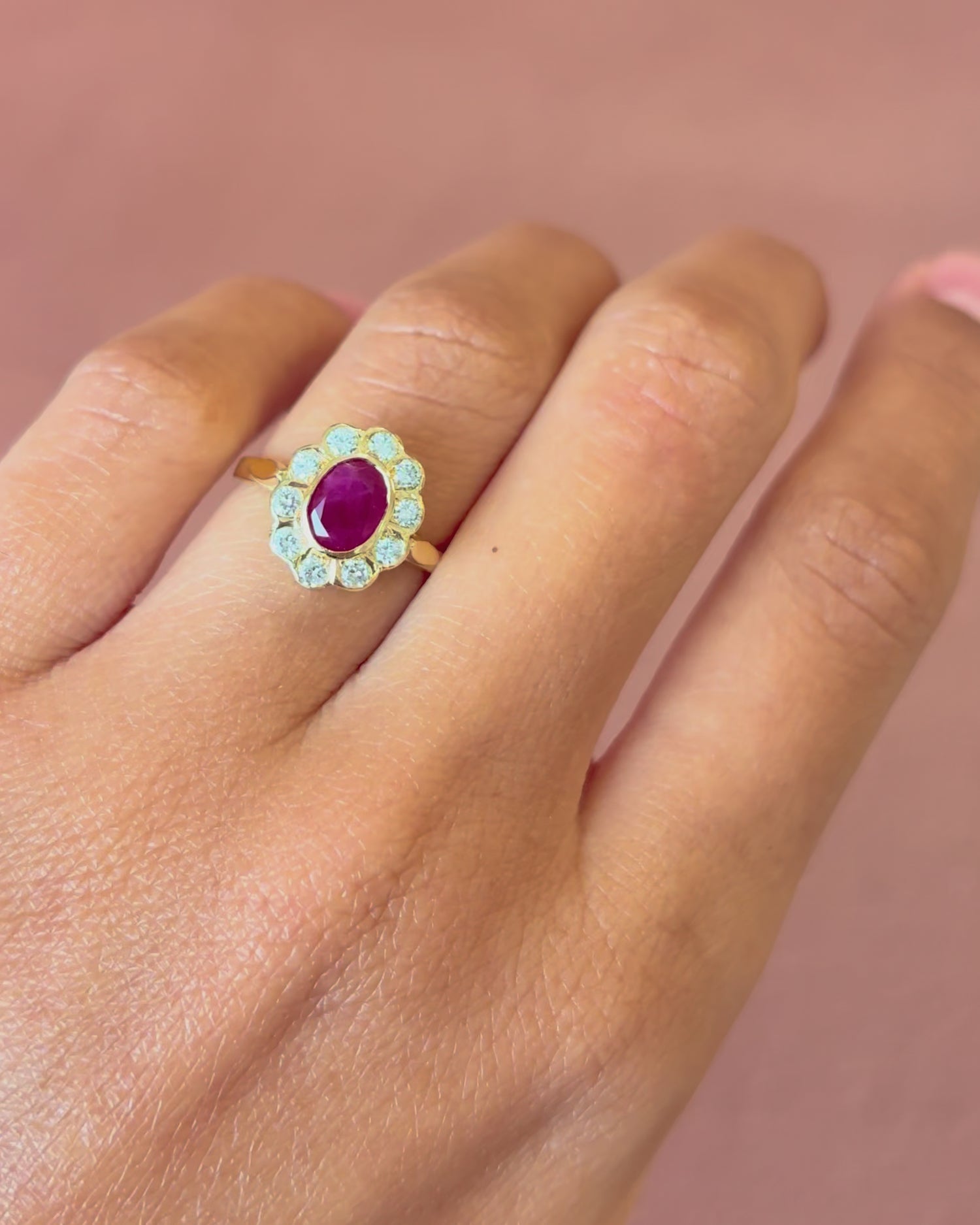 Anillo margarita de rubí de 0,88 quilates y diamantes de 0,28 quilates «Ninon»