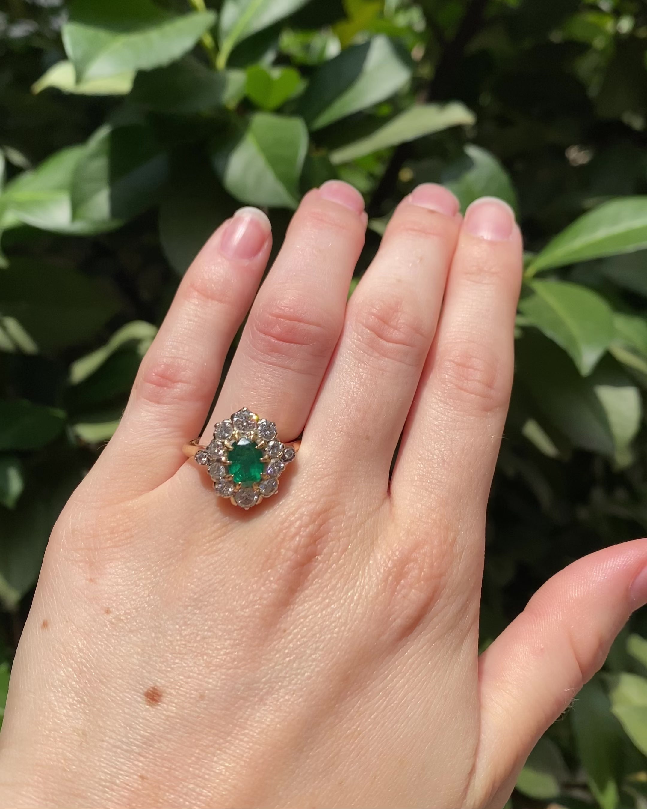 Anillo Margarita Art-déco Esmeralda 1.40 quilates y Diamantes "Jasmine"
