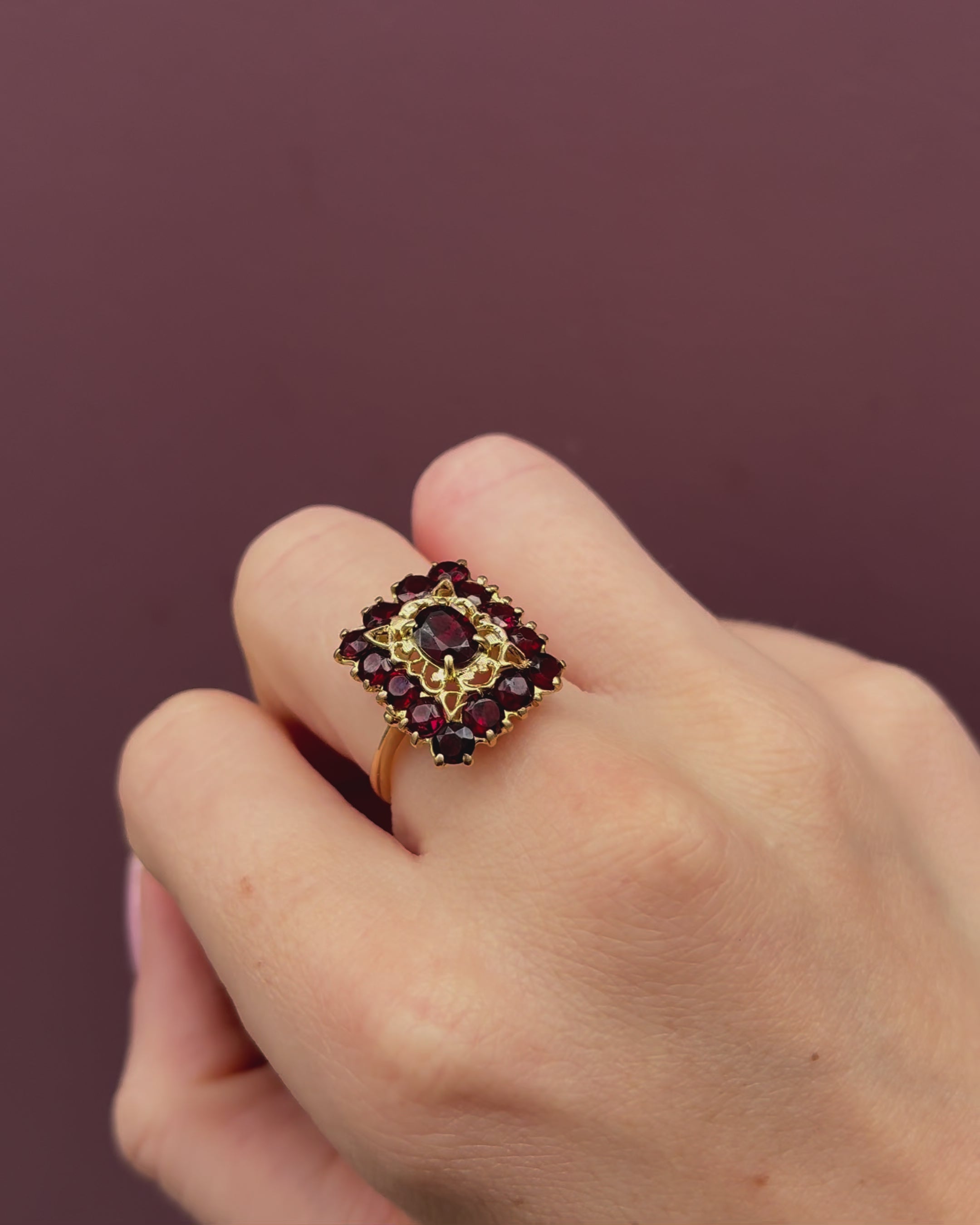 Anillo Margarita Granates 4.60 Quilates "Lina"