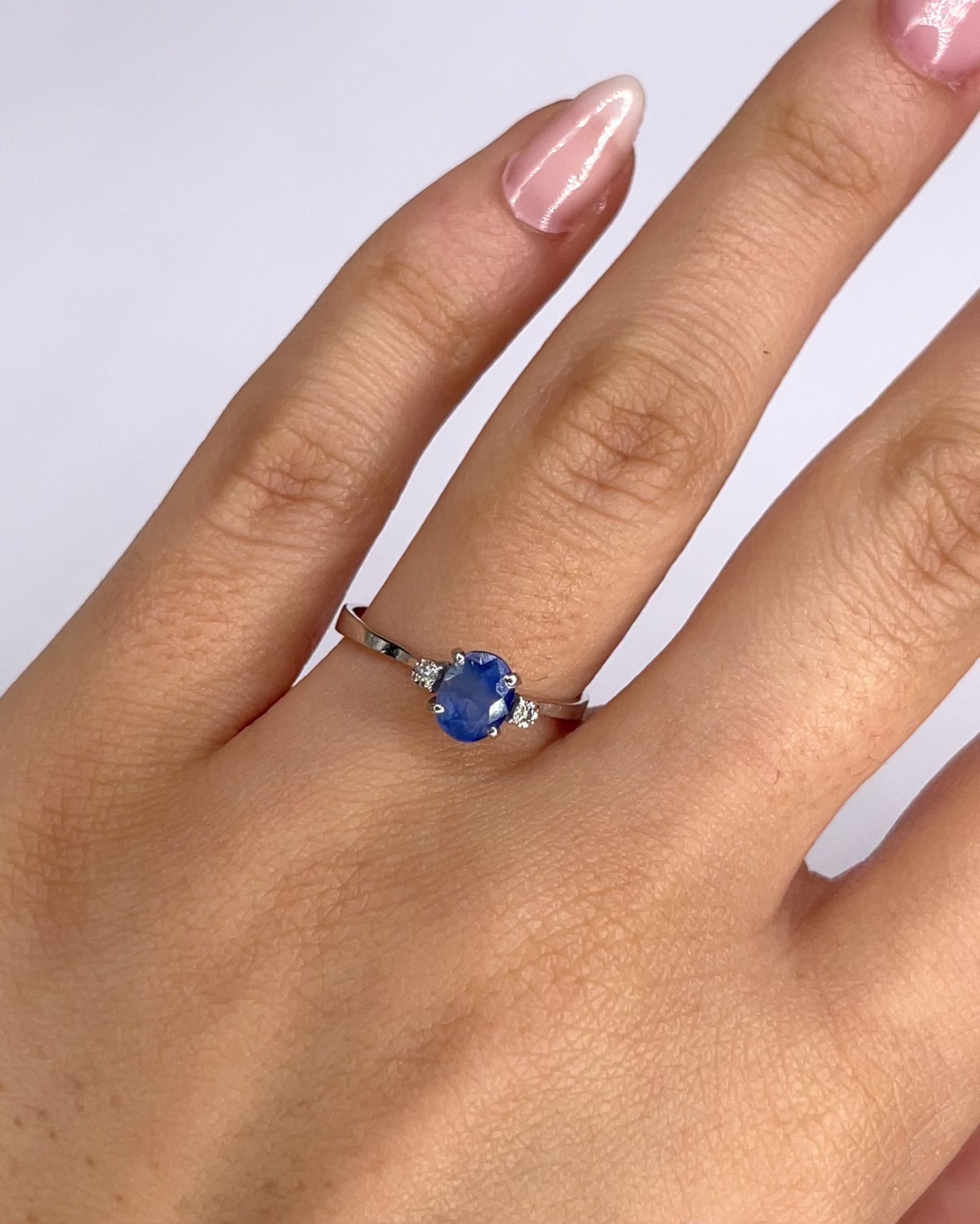 Anillo Trilogía Zafiro 0,90 quilates y Diamantes "Alba"