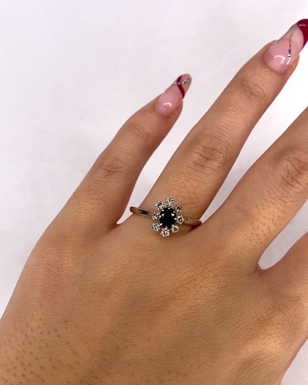 Bague Marguerite Saphir 0.60 carat &amp; 8 Diamants &quot;Leonor&quot;