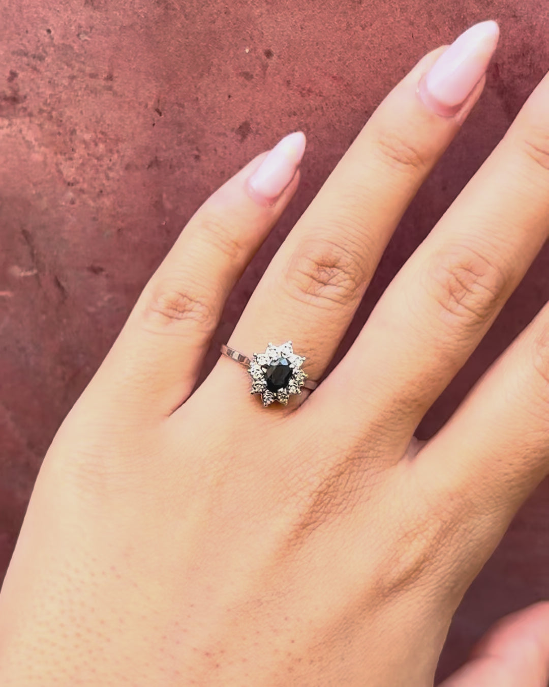Anillo margarita de zafiro de 0,52 quilates y diamantes «Germaine»