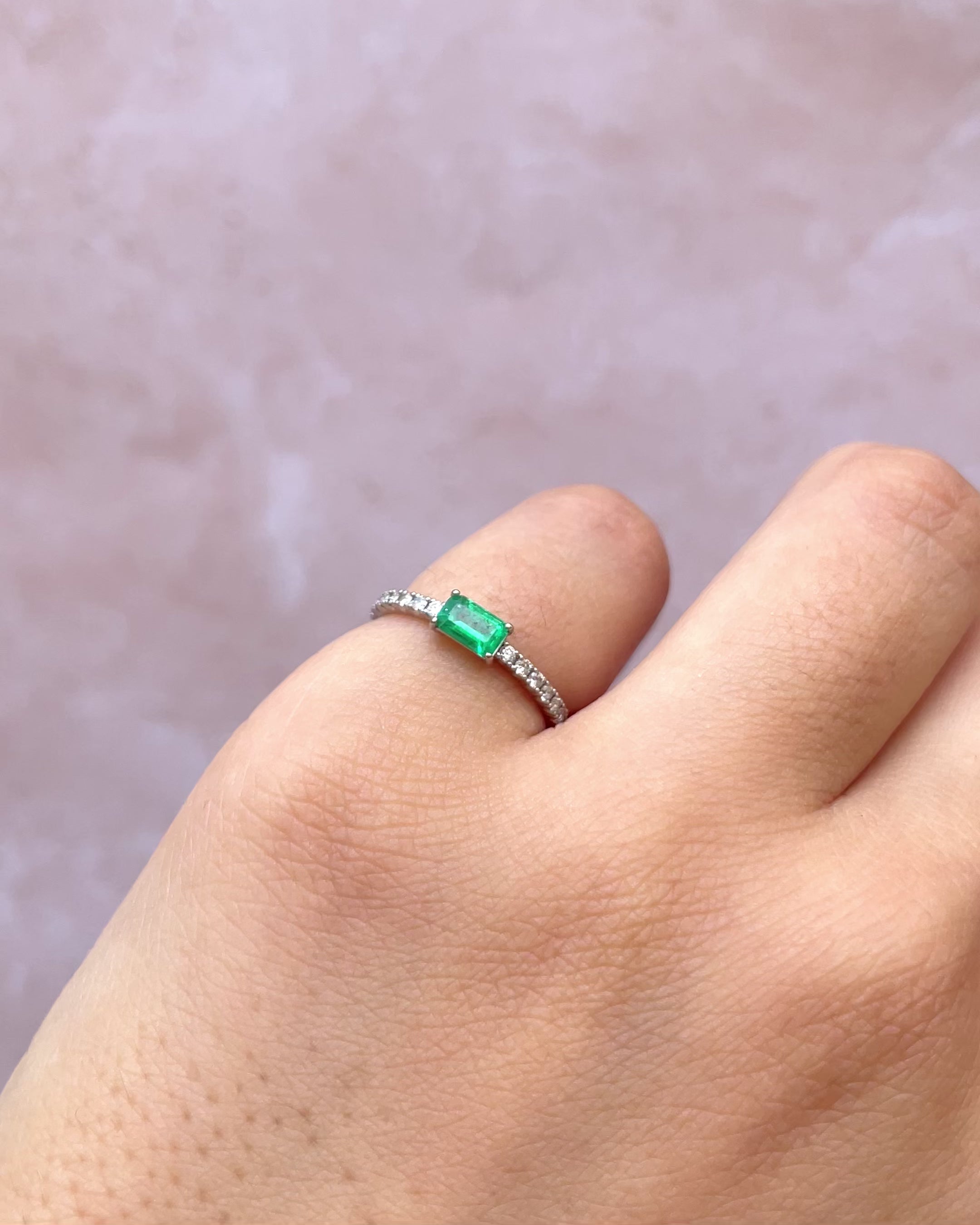 Anillo Pinky Solitario Esmeralda y 16 Diamantes "Gina"