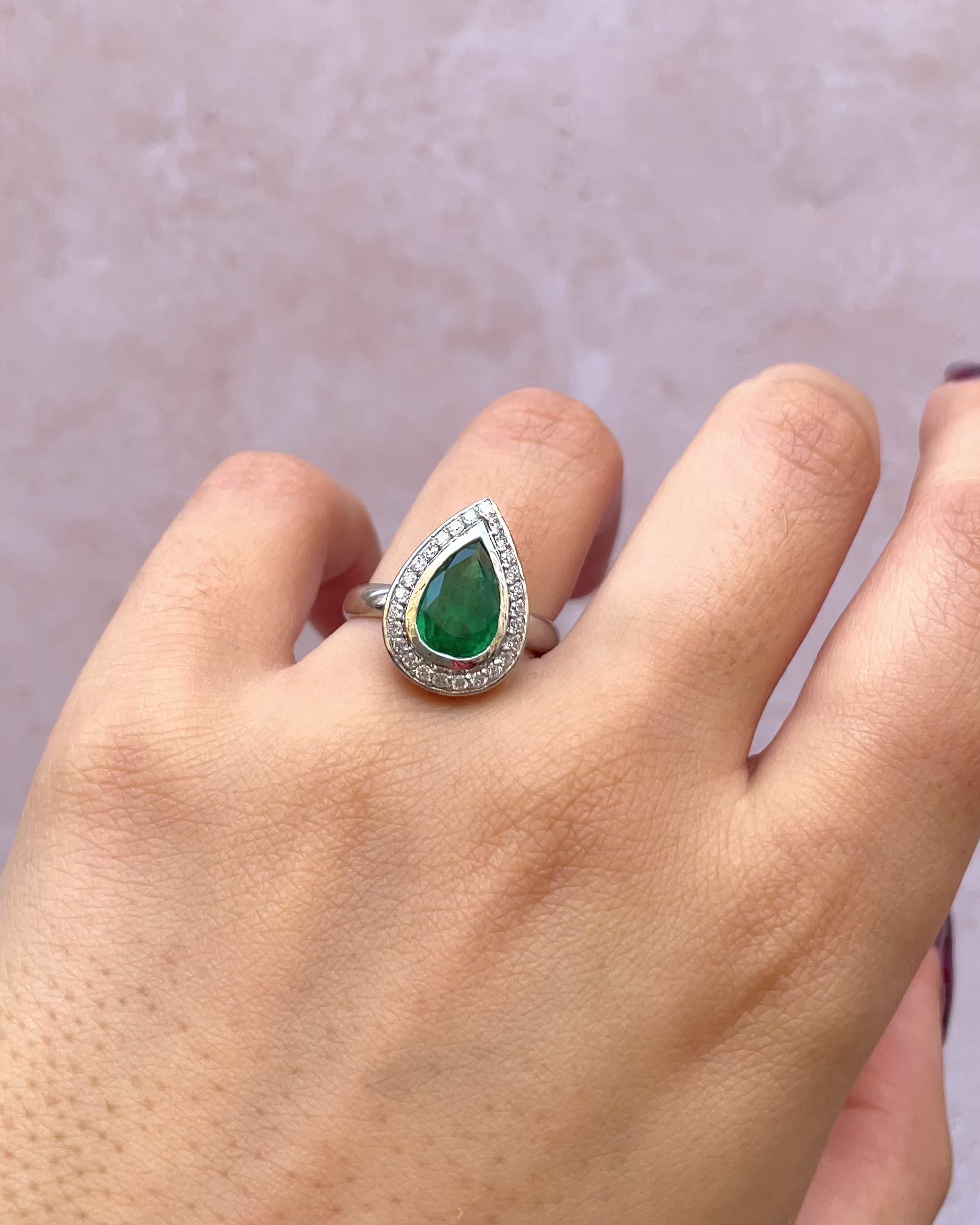Anillo estilo Art Déco Esmeralda 1.40 quilates y diamantes "Louane"