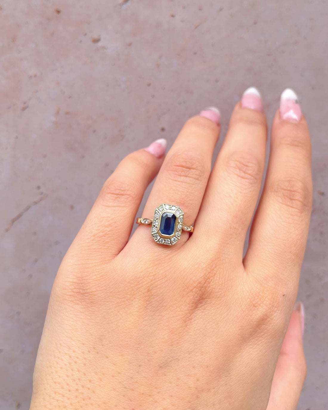Bague Style Art-Déco Saphir 1.40 carat &amp; 16 Diamants "Aliénor"