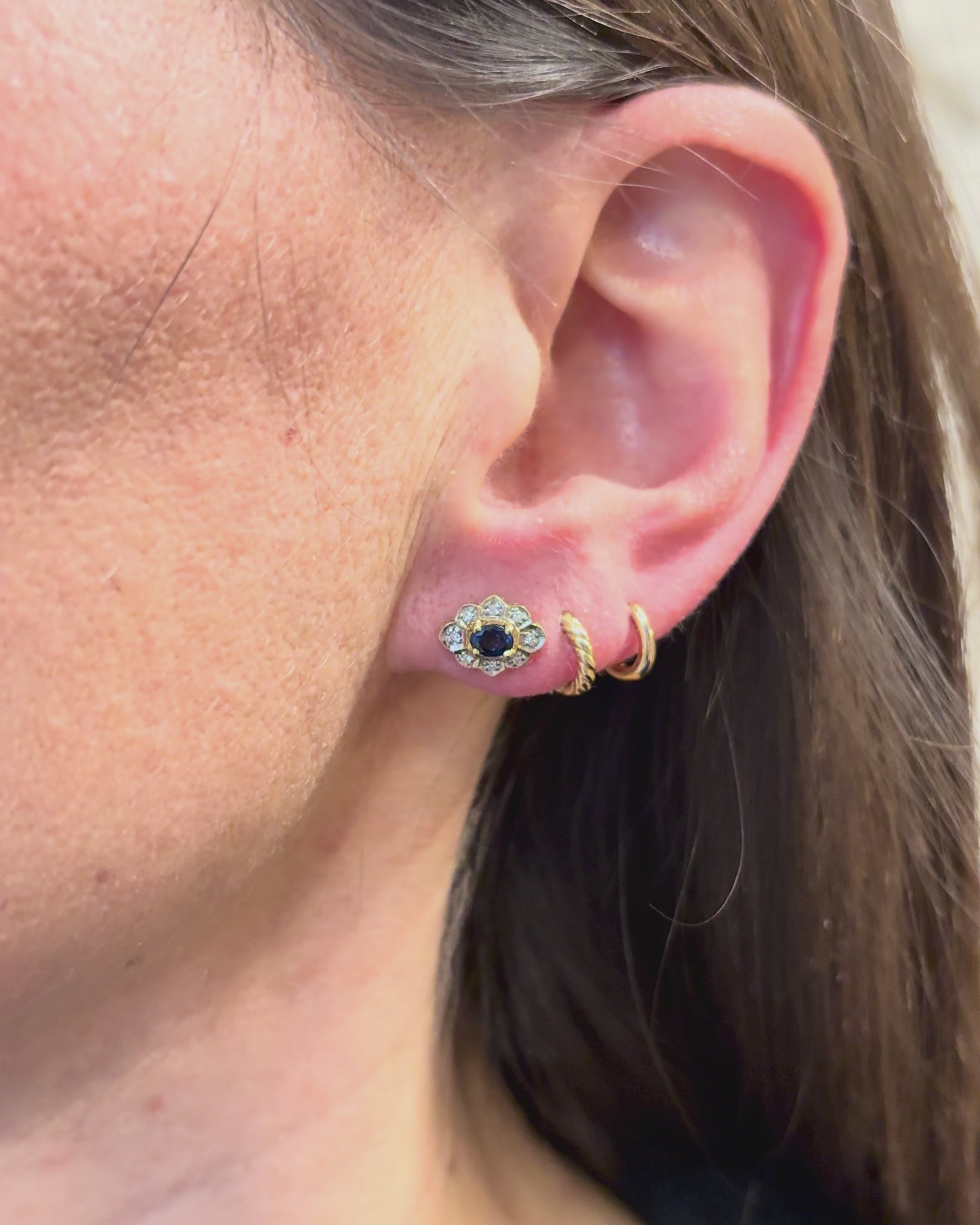 Daisy Stud Earrings with 0.48 Carat Sapphires and Diamonds "Manelle"