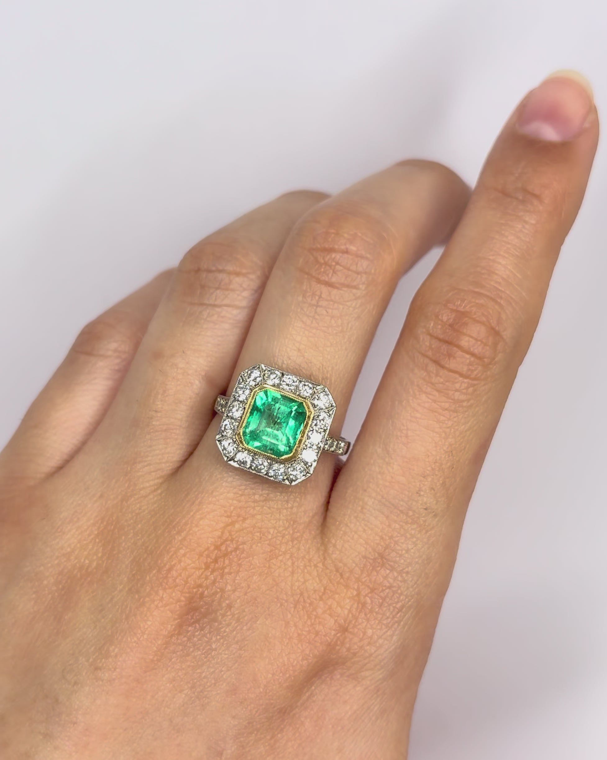 Anillo estilo Art Déco Esmeralda 2,35 quilates, Diamantes, Oro amarillo y Platino 5,13 g "Dora"