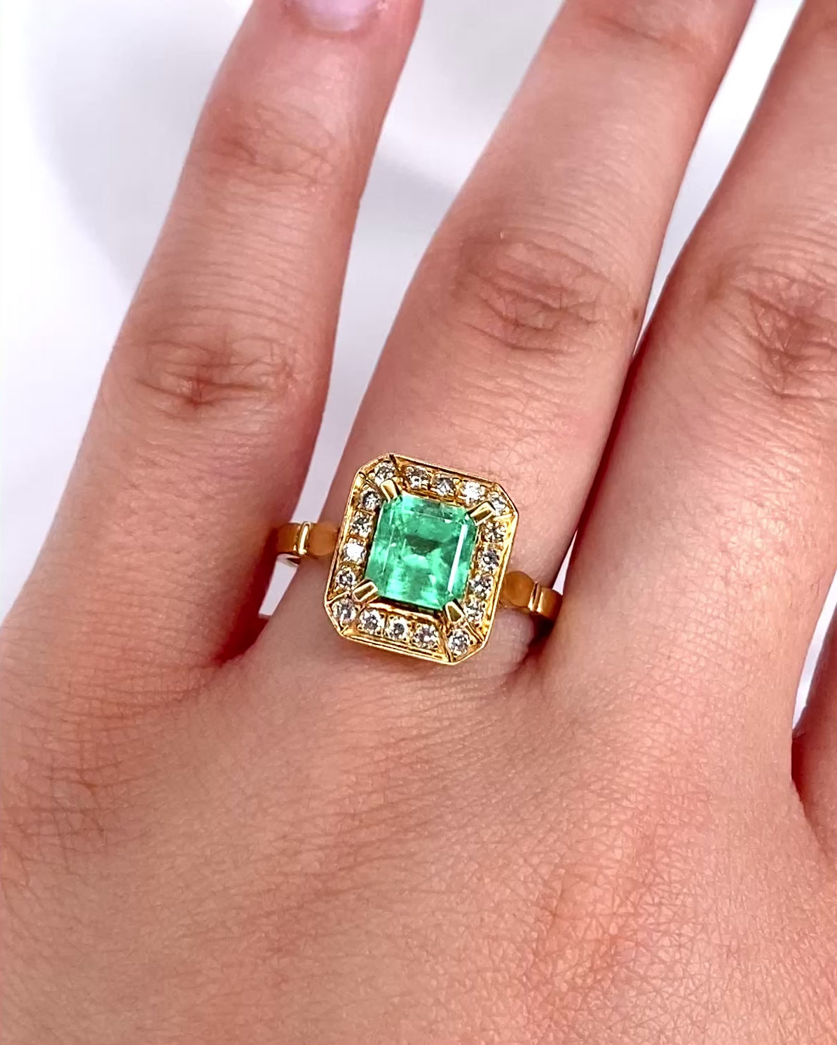 Anillo estilo Art Déco Esmeralda 1.50 quilates, Diamantes y Oro 4.8g "Mirella"