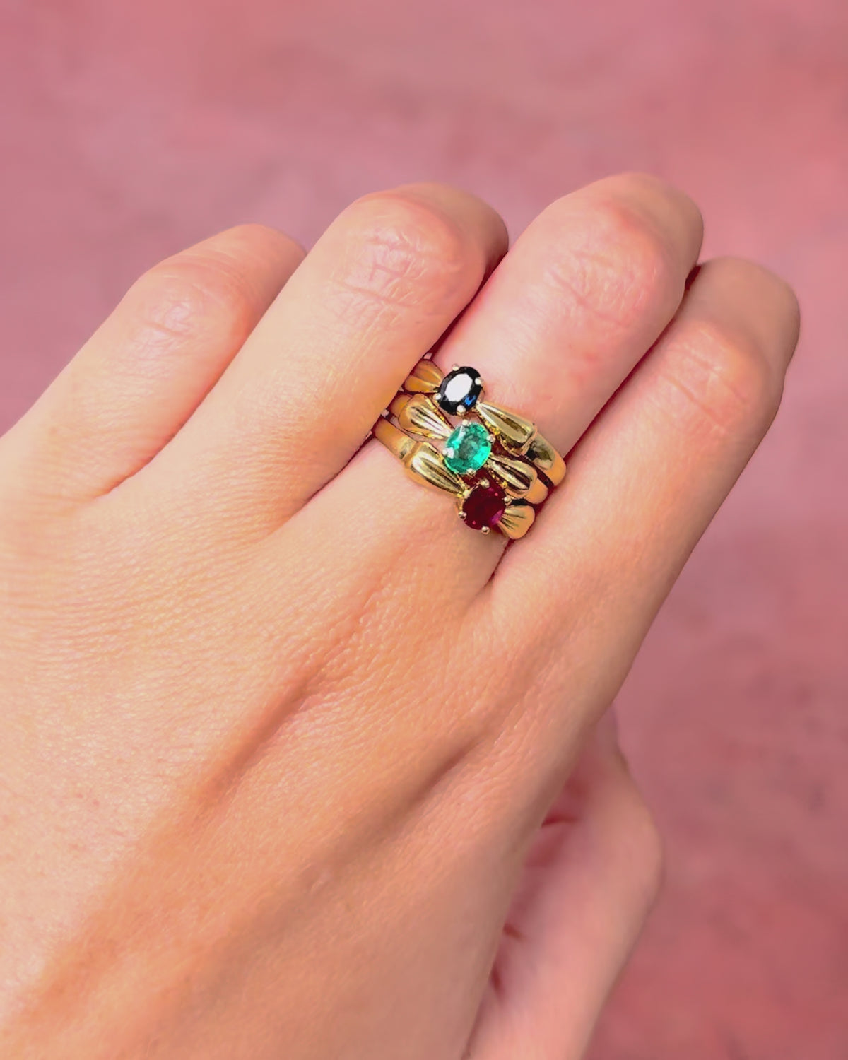 Bague Jonc Saphir 0.65 carat, Rubis 0.60 carat &amp; Émeraude 0.25 carat signée Bucherer "Talia"