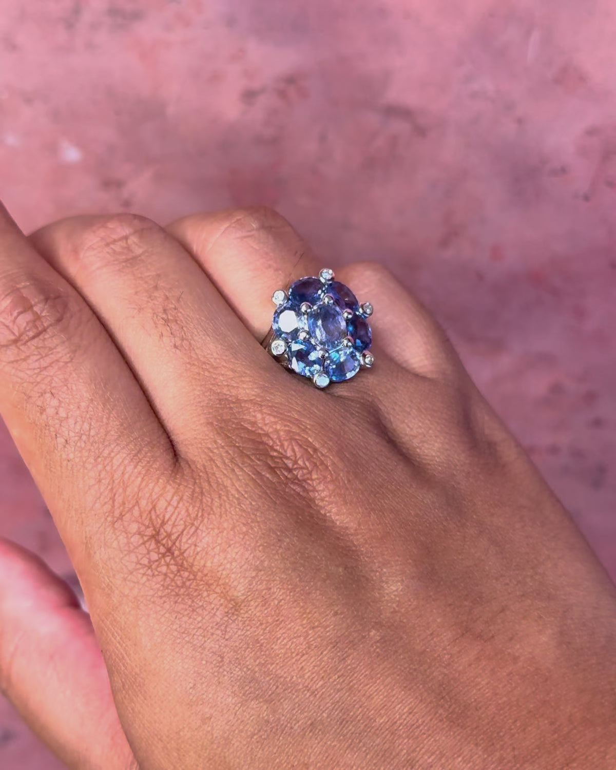 Anillo Margarita con zafiros de Ceilán de 5.58 quilates y diamantes de 5.73 g «Jessica»