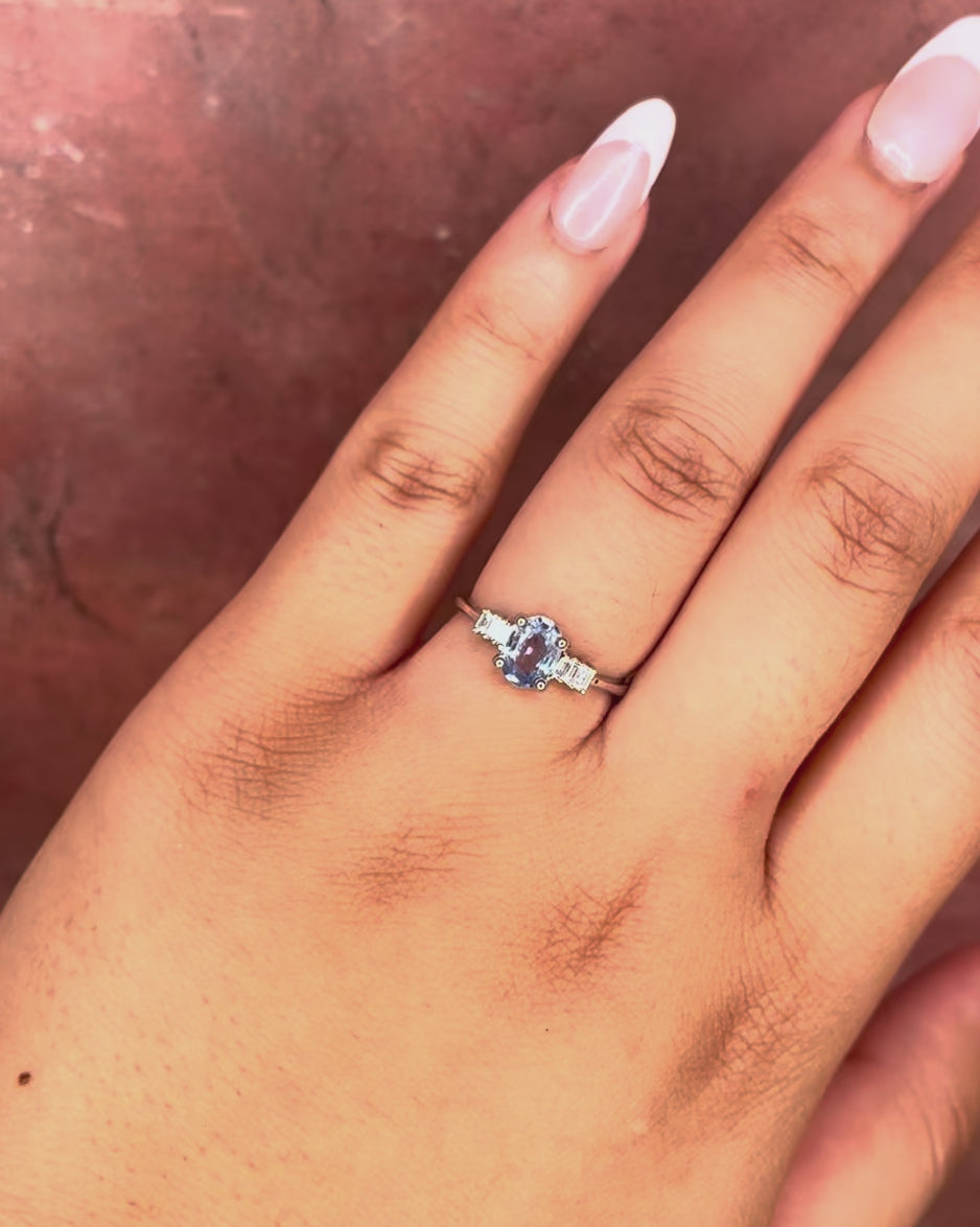Anillo Trilogía Zafiro Aciano 0,86 quilates y Diamantes "Prisca"