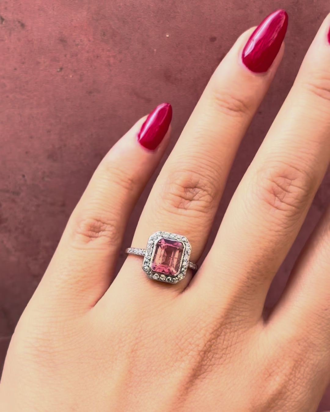 Anillo art déco de turmalina de 2.18 quilates y 32 diamantes «Lauriane»