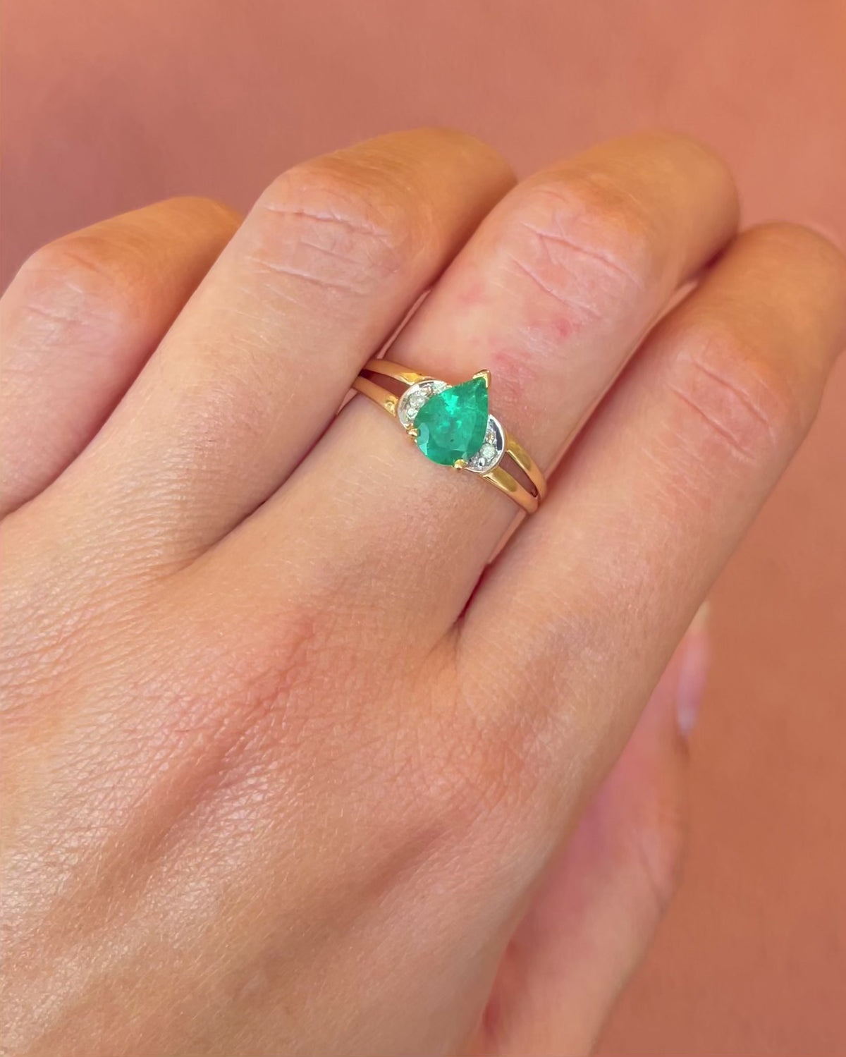 Bague Trilogie Émeraude 0.85 carat &amp; Diamants "Camilla"