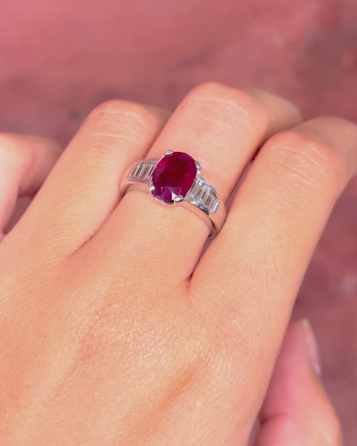 Anillo tipo alianza de rubí de 2.91 quilates y diamantes baguette, 6.3g «Carmine»