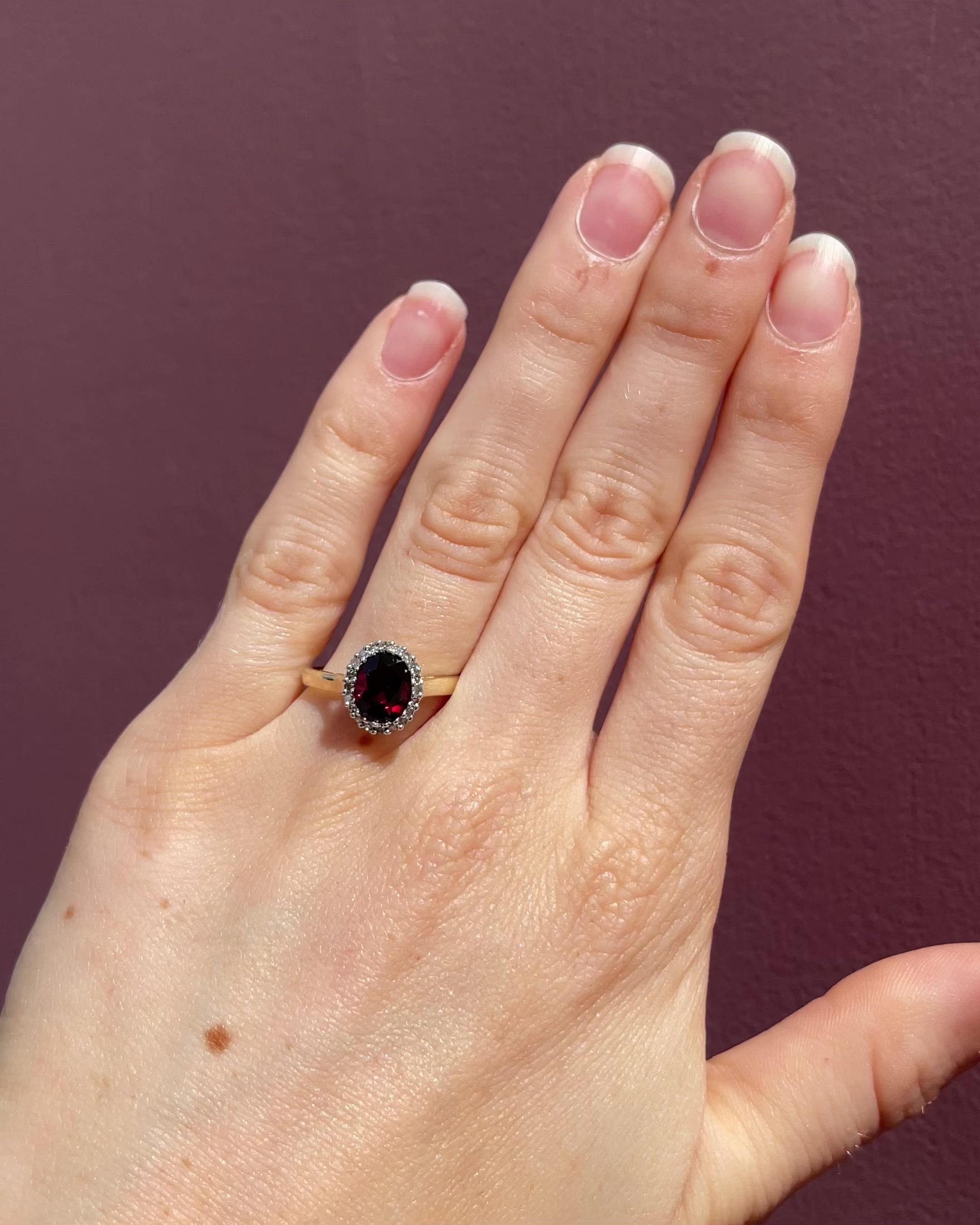 Anillo Margarita Granate 2 quilates y Diamantes "Indira"