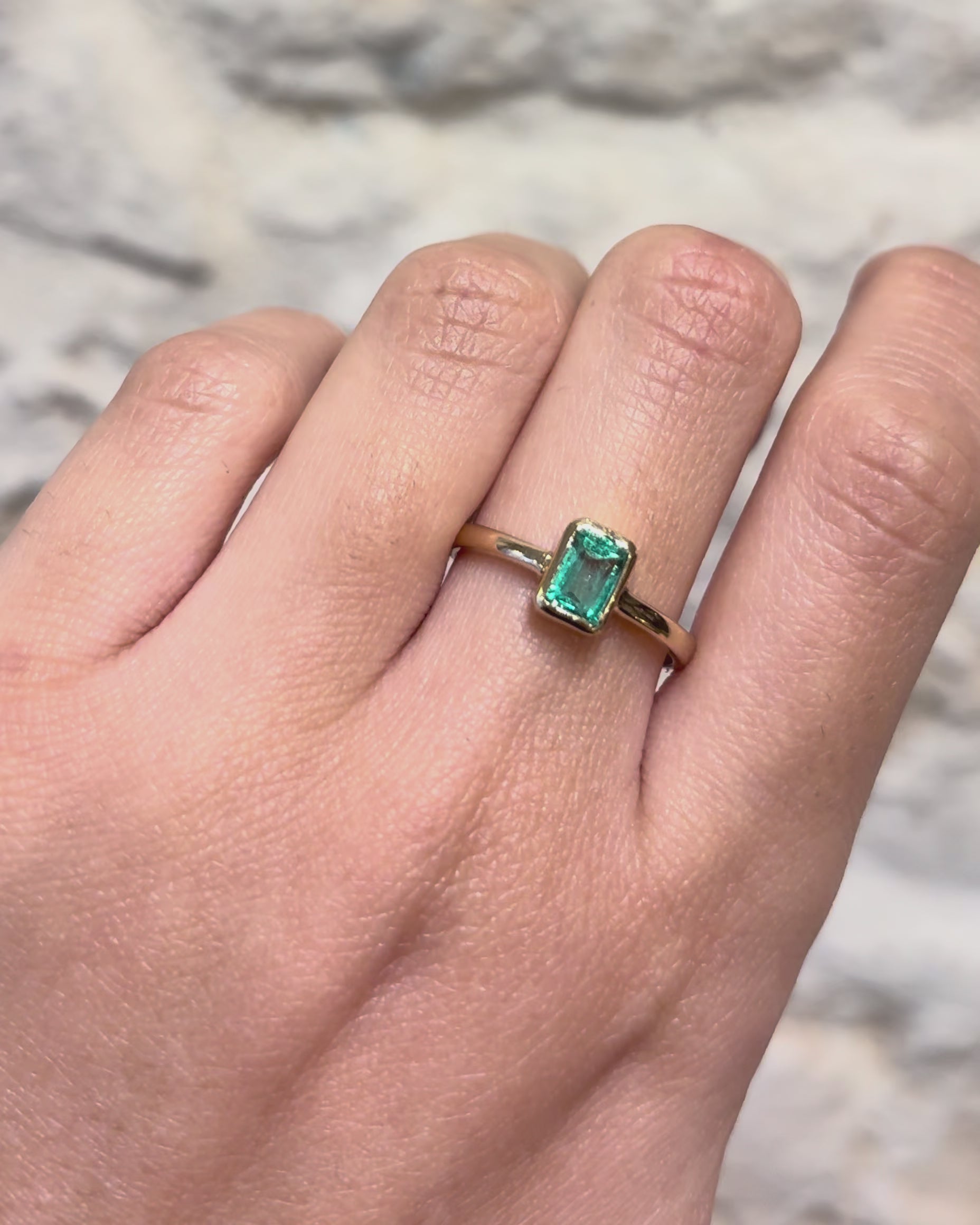 Anillo solitario esmeralda 0.74 quilates &quot;Donna&quot;