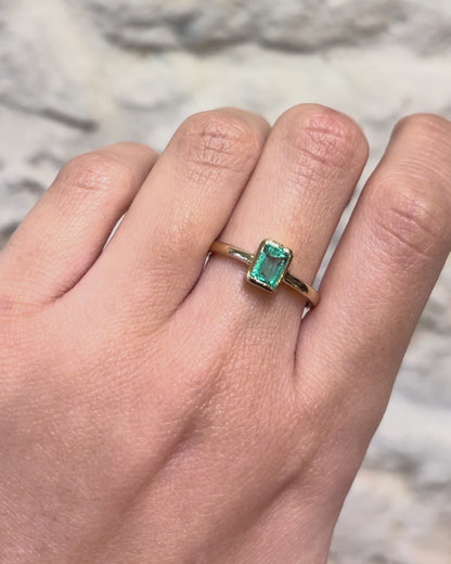 Anillo solitario esmeralda 0.74 quilates &quot;Donna&quot;