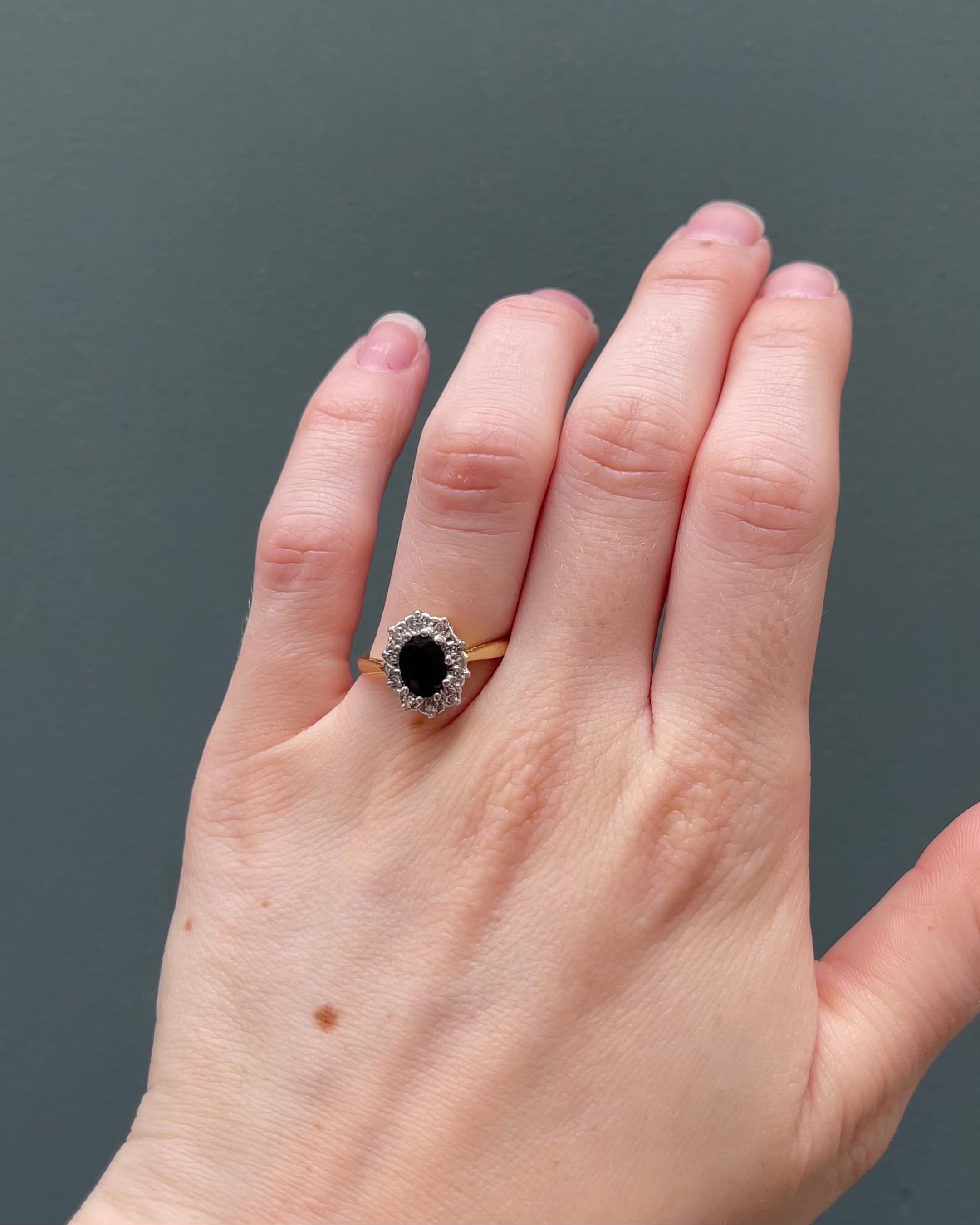 Anillo Margarita Zafiro y Diamantes “Yunaé”