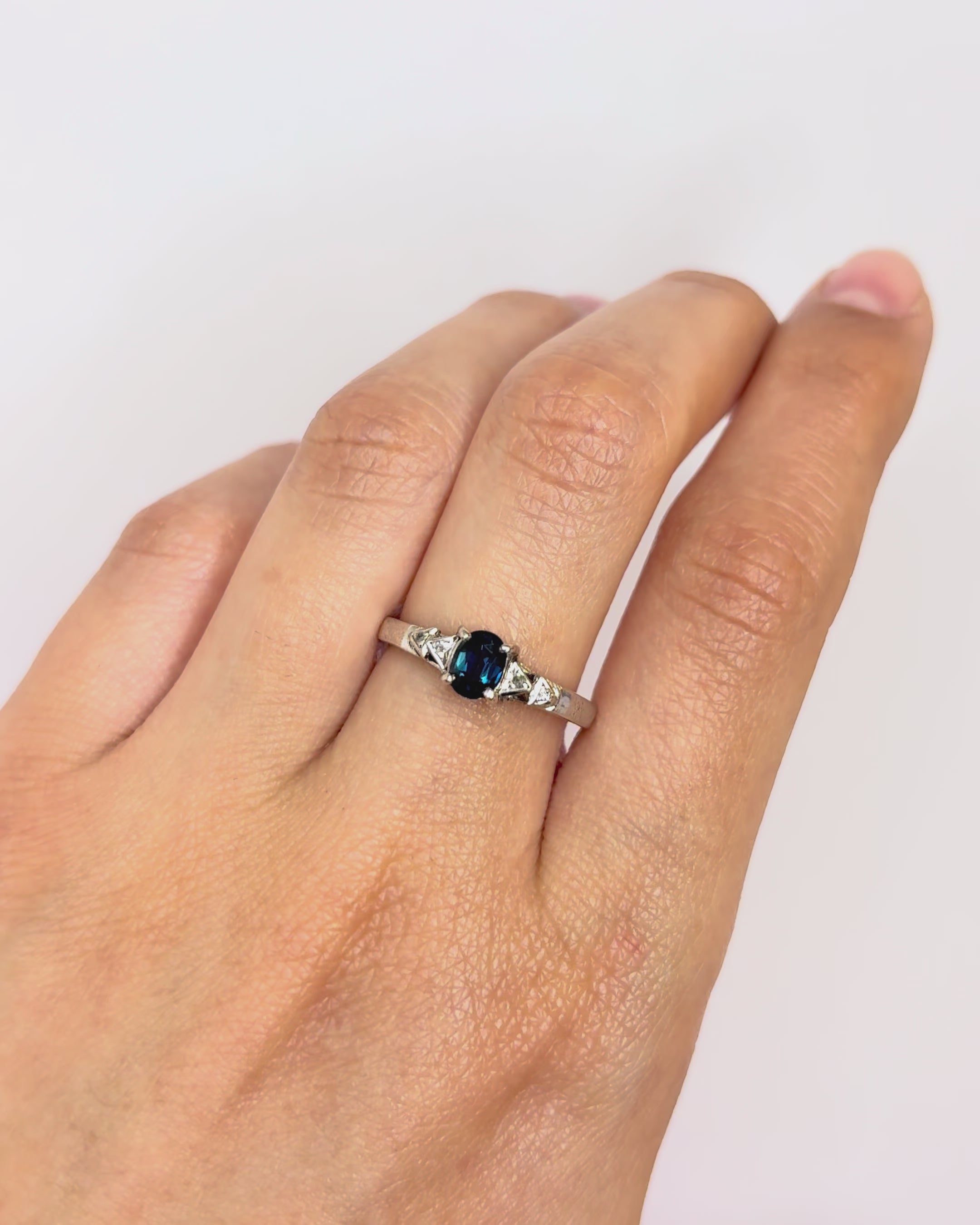 Bague Trilogie Saphir 0.65 carat &amp; Diamants "Athénaïs"