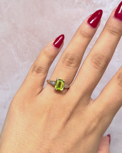 Anillo Trilogía Peridoto 1.80 quilates y Diamantes 3.53g "Anissa"