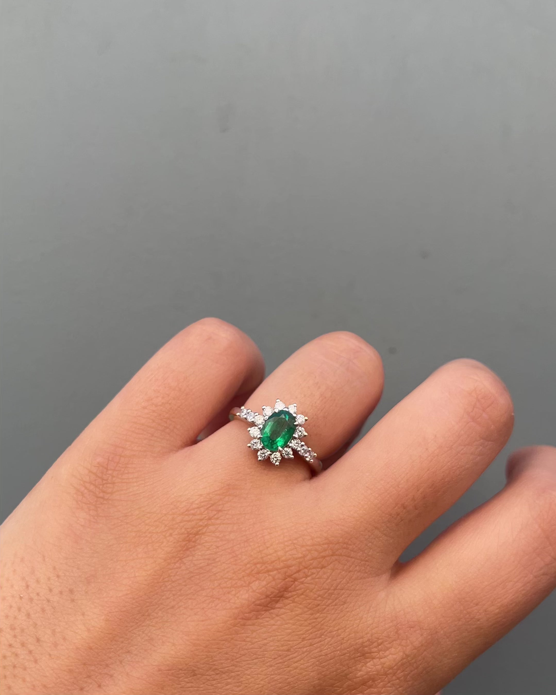 Anillo Margarita Esmeralda 0.65 quilates y Diamantes "Enéa"