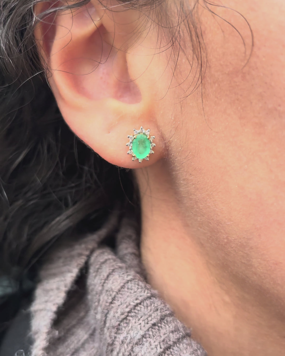 Pendientes de botón Margarita Esmeralda 0.78 quilates y 24 Diamantes &quot;Lola&quot;