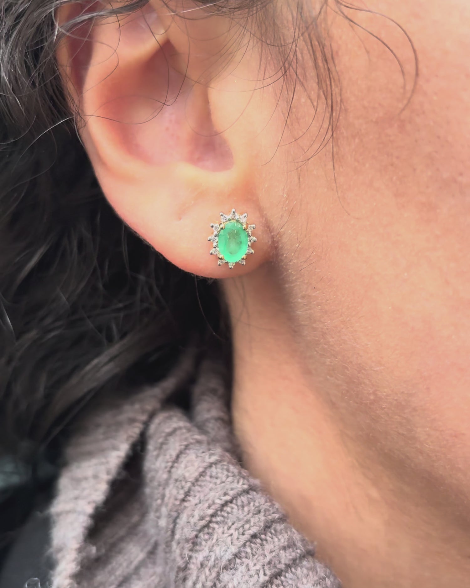 Pendientes de botón Margarita Esmeralda 0.78 quilates y 24 Diamantes &quot;Lola&quot;