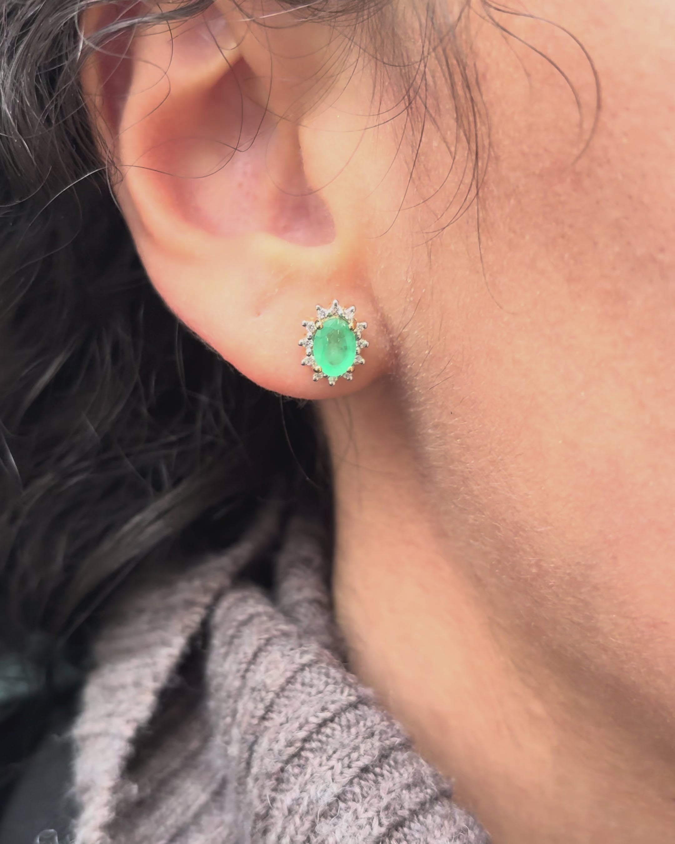 Pendientes de botón Margarita Esmeralda 0.78 quilates y 24 Diamantes &quot;Lola&quot;