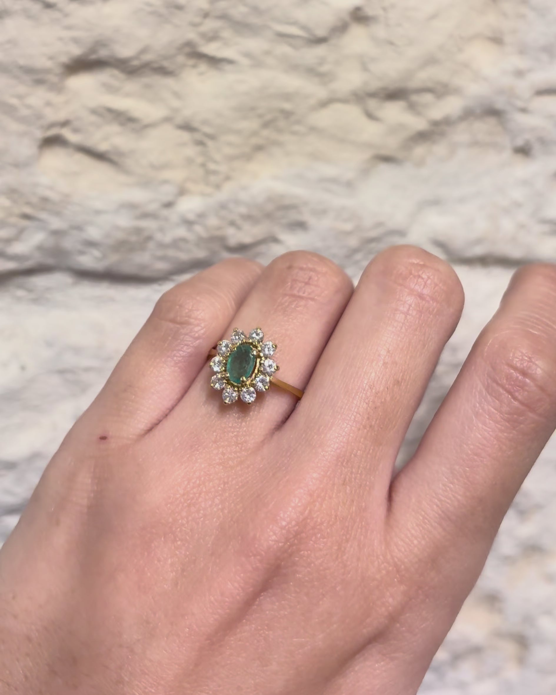 Bague Marguerite Émeraude 0.37 carat &amp; 10 Diamants "Noa"