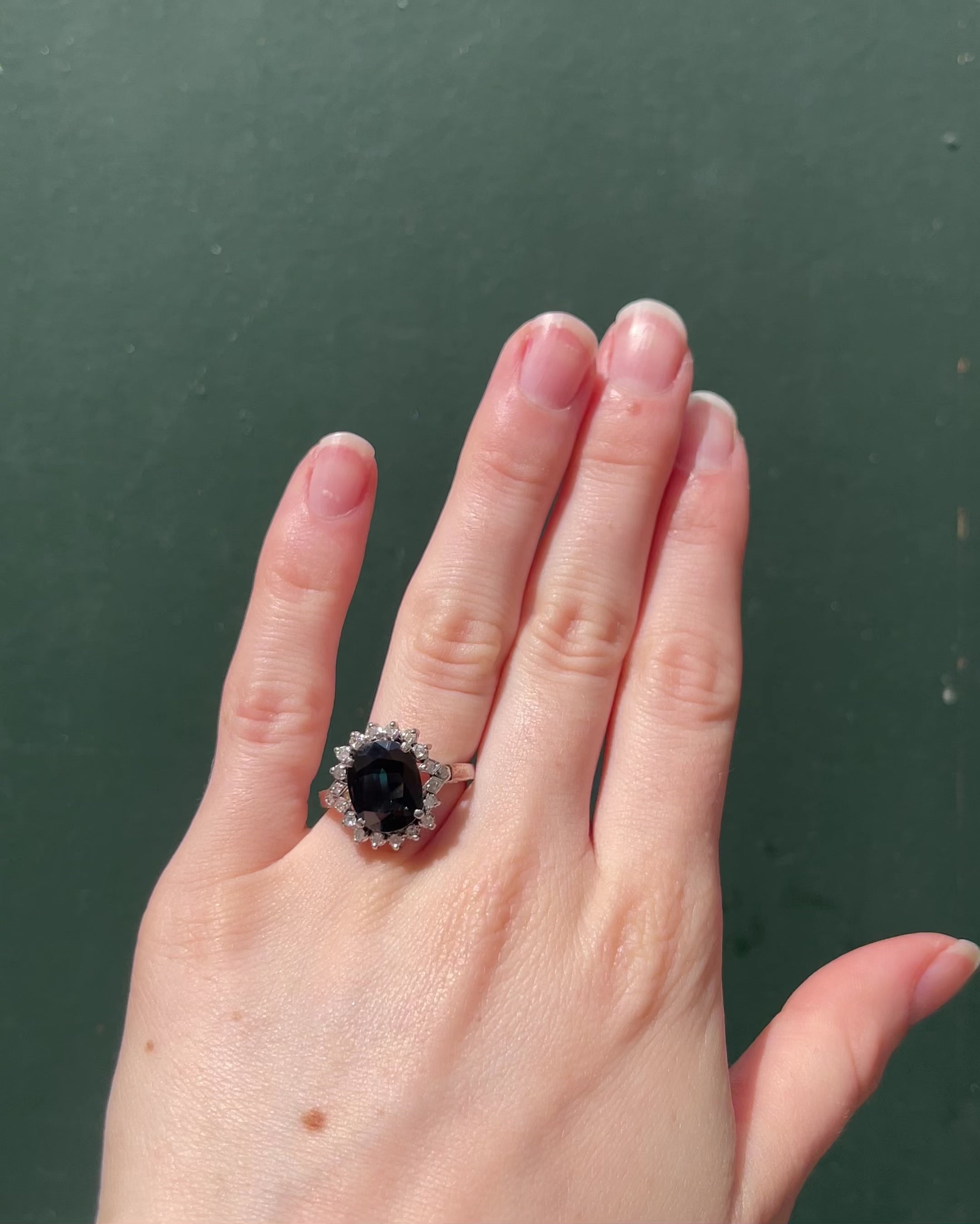Marguerite Sapphire 3.75 carat &amp; Diamonds Ring "Kaïs"
